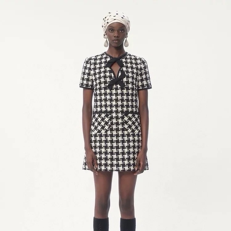NO:310340,Model number G25022283 VALENTI*O Warren Home New High-end Customized Plaid Spoken Fabric, Temperamental Bow Decorated Double Pocket Waist-Close-up A-line Skirt Short-sleeved Dress!  (Size S bust 84, sleeve length 21, waist 78, skirt length 83), valentino, valentino, skirt, skirt 83), T-shirt, alexander wang19860909款号G25022283 VALENTI*O华伦家新款 高端定制格纹粗纺面料、气质名媛风蝴蝶结装饰双口袋收腰显瘦a字裙摆短袖连衣裙！（S码胸围84,袖长21,腰围78,裙长83）,,valentino,valentino,skirts,T-shirt,alexander wang,Women's clothing