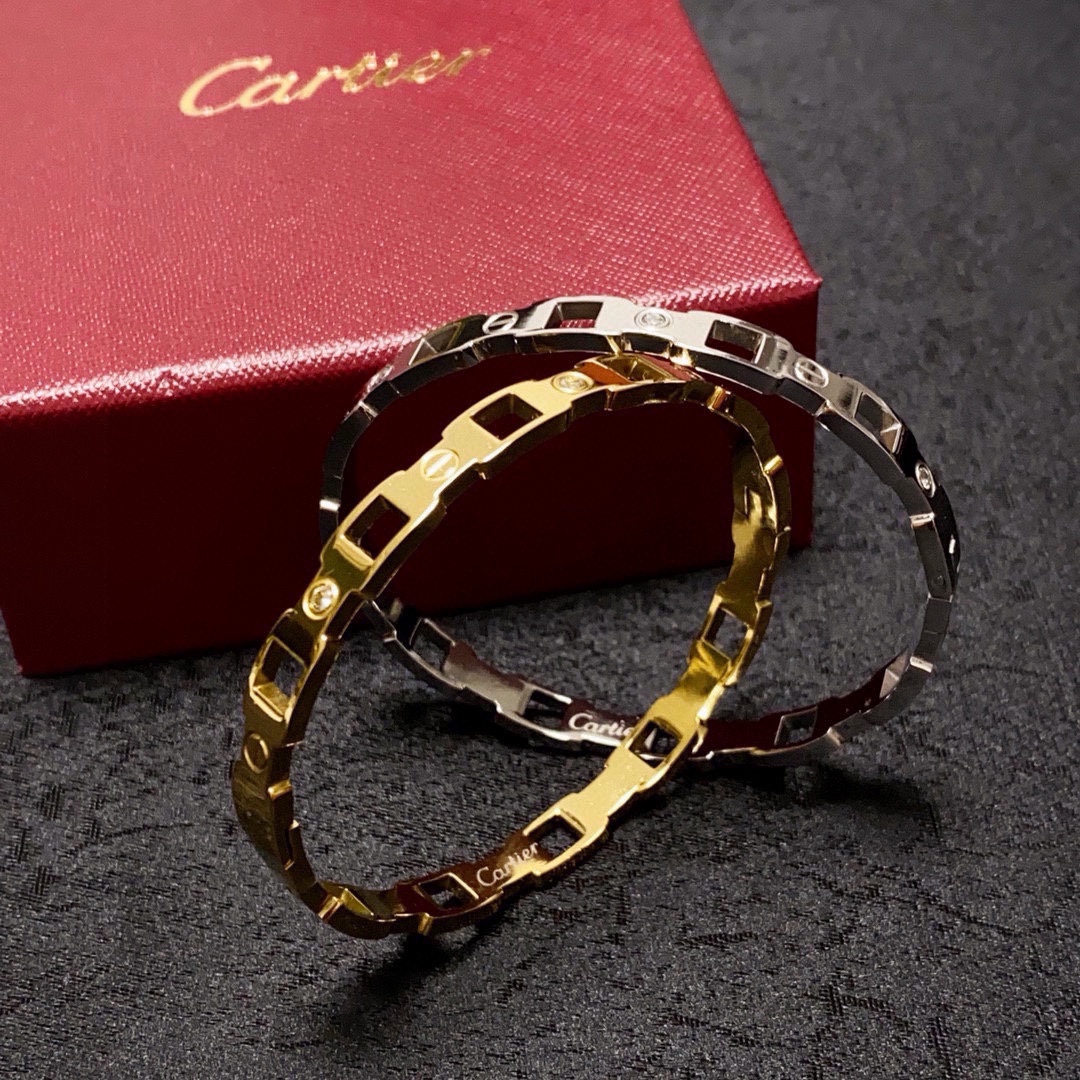 NO:111832,Cartier's latest release on the official website of Cartier. The popular narrow version of the fine bracelet imported from the 18k high-end customization top-level craftsmanship. The counter logo is clear and the 360-degree no blind spots!  Brand new narrow version design makes it more exquisite ~ Such beautiful things You must have super white, fine jewelry, cartier, cartier, bracelet19860909Cartier 卡地亚官网最新发布 火爆窄版细款手镯进口精工保色18k高端定制顶级工艺 专柜logo刻字清晰 360度无死角！全新的窄版设计 更显精致～如此美物 你必须拥有超级显白,饰品精品,cartier,cartier,bracelet,Jewelry