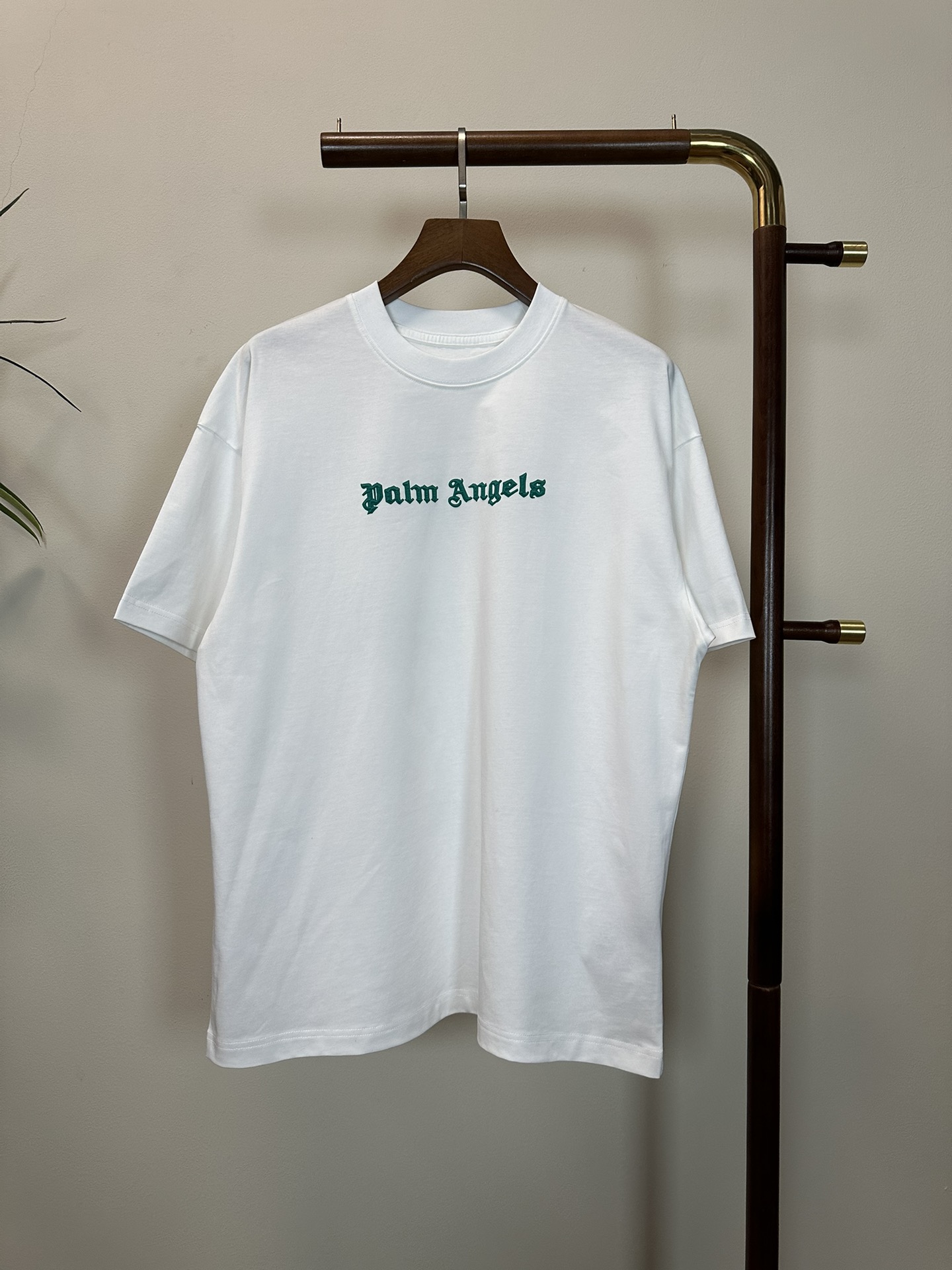 NO:134855,PA niche brand new round neck short-sleeved T-shirt high-end version!  Customized fabrics for counters are breathable and comfortable, with impeccable details, and the brand element design concept reflects high quality. The feel is delicate and soft!  It is casually cut, with a great upper body style!  Code number M-3XL, T-shirt,tees,t-shirt,alexander wang19860909PA 小众品牌新款 圆领 短袖 T恤 高端版本！专柜定制面料 透气舒适度高,细节无可挑剔,品牌元素设计理念,体现高品质.手感细腻柔软！呈现休闲裁剪,上身版型超赞！ 码数M-3XL,,T-shirt,tees，t-shirt,alexander wang,Men's clothing