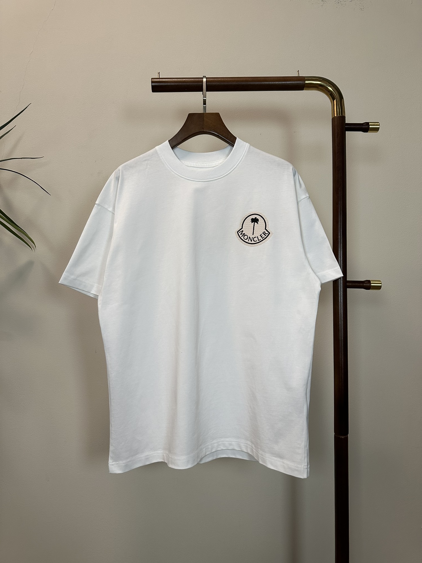 NO:162884,MON 2025 new round neck short-sleeved T-shirt high-end version!  Customized fabrics for counters are breathable and comfortable, with impeccable details, and the brand element design concept reflects high quality. The feel is delicate and soft!  It is casually cut, with a great upper body style!  Code number M-3XL, Moncler, T-shirt,tees, t-shirt,alexander wang19860909MON 蒙口2025新款 圆领 短袖 T恤 高端版本！专柜定制面料 透气舒适度高,细节无可挑剔,品牌元素设计理念,体现高品质.手感细腻柔软！呈现休闲裁剪,上身版型超赞！ 码数M-3XL,,Moncler,T-shirt,tees，t-shirt,alexander wang,Men's clothing