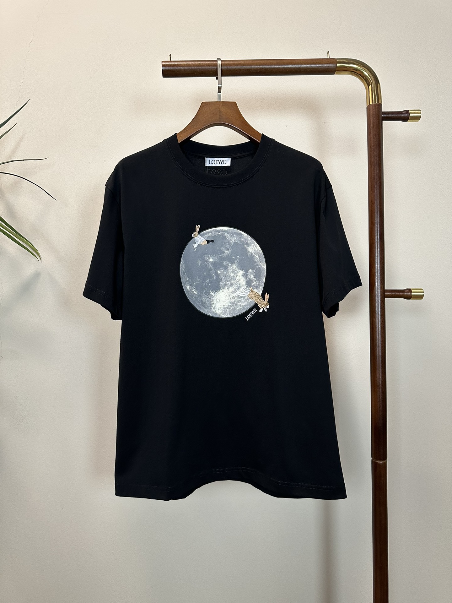 NO:512966,LOE 2025 new round neck short-sleeved T-shirt high-end version!  Customized fabrics for counters are breathable and comfortable, with impeccable details, and the brand element design concept reflects high quality. The feel is delicate and soft!  It is casually cut, with a great upper body style!  Code number M-3XL, loewe, loewe, T-shirt,tees, t-shirt,alexander wang19860909LOE 罗意威2025新款 圆领 短袖 T恤 高端版本！专柜定制面料 透气舒适度高,细节无可挑剔,品牌元素设计理念,体现高品质.手感细腻柔软！呈现休闲裁剪,上身版型超赞！ 码数M-3XL,,loewe,loewe,T-shirt,tees，t-shirt,alexander wang,Men's clothing