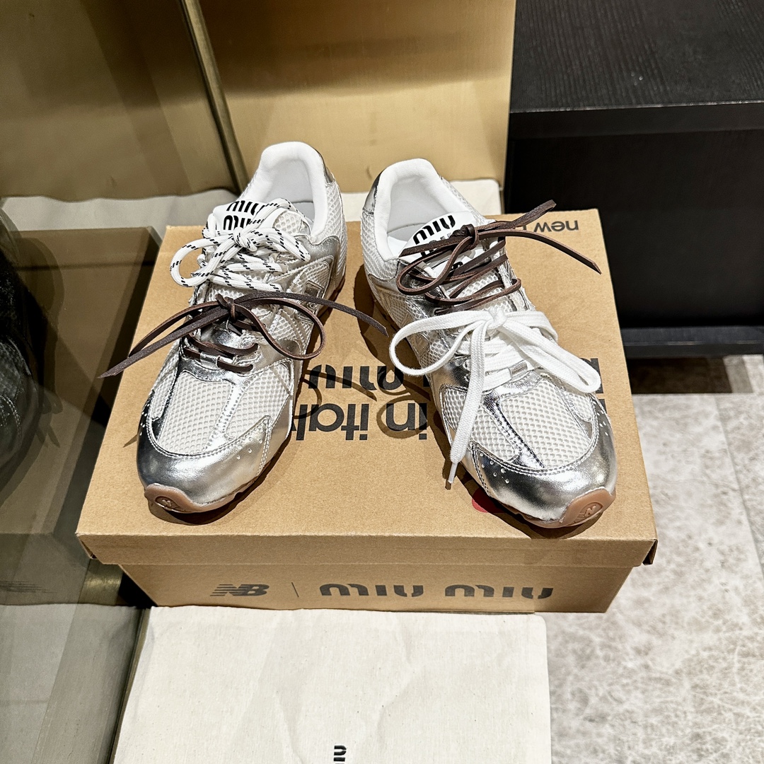 NO:262021,Gep, running volume and price, Miumiu x New Balance co-branded NB sneakers for women Miu Miu Miu, the pair of sports sneakers jointly-branded with New Balance, which was released on the show, has been launched in major purchasing agents around the world. The Maillard color-matched flat shoes that were exposed on the show, with a pair of shoelaces, unique style, and very textured!  Very lightweight and versatile!  Fabric: Original custom beef reverse velvet Inner: Imported transparent mesh spliced ​​sheepskin sole: Original open mold beef tendon outsole Sole 2.5CM thick Sole Size: Women's 35-40, casual shoes/sports shoes, miumiu, new balance, flats, sneakers, sheepskin19860909格批、,跑量价,Miumiu x New Balance 联名款NB运动鞋女 Miu Miu 缪缪大秀上爆出的这双与New Balance 新百伦联名款运动 球鞋 后全球各大代购官网火爆上市. 走秀场曝光、非常留行的美拉德配色平底鞋,双鞋带设计、独特风格,非常有质感！上脚非常轻便 百搭！ 面料: 原版定制牛反绒 内里: 进口透网布拼接羊皮里 鞋底: 原版开模牛筋大底 底厚2.5CM Size:女35-40,休闲鞋/运动鞋,miumiu,new balance,flats,sneakers,sheepskin,Women's Shoes