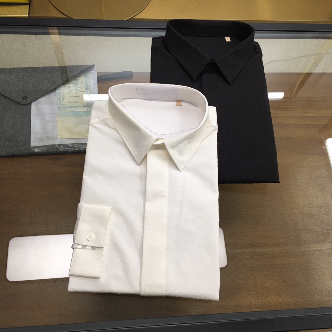 NO:131034,[New Shirt] [Dio...] Dio Home 25 Spring and Summer Fashion Classic Long Sleeve Shirt! The high-end fashion aesthetic design combines three-dimensional cut styles to make the wear more comfortable and ornamental. The fabric selection is 100 imported combed cotton cut fabric, with excellent texture and comfort, unique texture shape, very fashionable and eye-catching, and quite artistic. It is a unique type. The fabric attributes are extremely comfortable and delicate, and have invincible breathability, and the experience is wonderful! It uses German imported Kedobao lining cloth and luxury brand special lining cloth. Its function makes the collar and splicing area of ​​the shirt more flat, crisp and stylish. With the imported styling machine shaping technology, the entire shirt can be described as a 