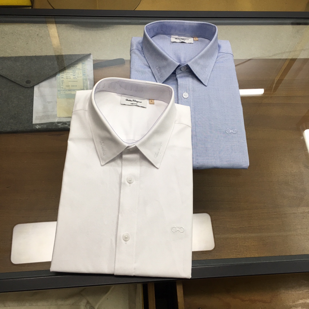 NO:131031,[New Shirt] [Firagó...]Firagó...Home 25 Spring and Summer Fashion Classic Long Sleeve Shirt! The high-end fashion aesthetic design combines three-dimensional cut styles to make the wear more comfortable and ornamental. The fabric selection is 100 imported combed cotton cut fabric, with excellent texture and comfort, unique texture shape, very fashionable and eye-catching, and quite artistic. It is a unique type. The fabric attributes are extremely comfortable and delicate, and have invincible breathability, and the experience is wonderful! It uses German imported Kedobao lining cloth and luxury brand special lining cloth. Its function makes the collar and splicing area of ​​the shirt more flat, crisp and stylish. With the imported styling machine shaping technology, the entire shirt can be described as a 