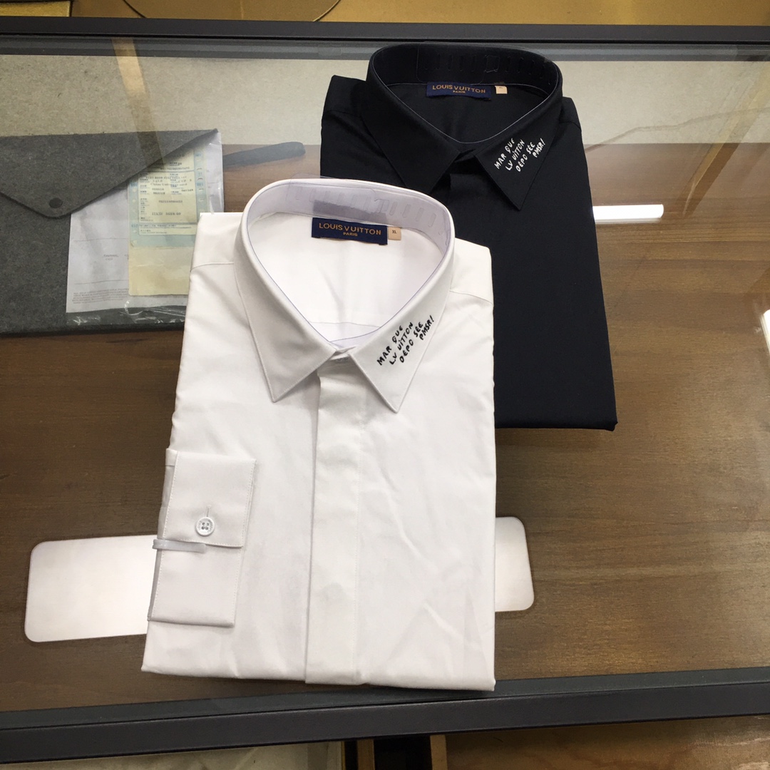 NO:131037,[New Shirt] [L.v] L.v Home 25 Spring and Summer Fashion Classic Long Sleeve Shirt! The high-end fashion aesthetic design combines three-dimensional cut styles to make the wear more comfortable and ornamental. The fabric selection is 100 imported combed cotton cut fabric, with excellent texture and comfort, unique texture shape, very fashionable and eye-catching, and quite artistic. It is a unique type. The fabric attributes are extremely comfortable and delicate, and have invincible breathability, and the experience is wonderful! It uses German imported Kedobao lining cloth and luxury brand special lining cloth. Its function makes the collar and splicing area of ​​the shirt more flat, crisp and stylish. With the imported styling machine shaping technology, the entire shirt can be described as a 