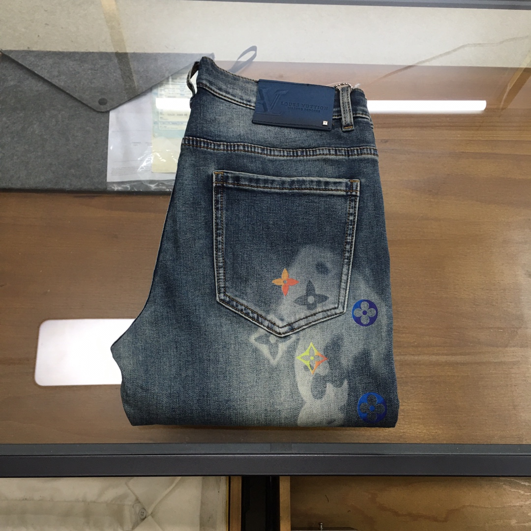 NO:131080,New product [L.v...] 2025 spring and summer new style new men's jeans!  Trade-level OEM products are extremely rare. The exquisite and exquisite production process has reached the ultimate effect. Classic styles, original color cotton materials, and classic plain woven twill denim surfaces are woven by old-fashioned woven technology. They are soft, delicate, comfortable and breathable, and the original hardware accessories are washed with first-class texture!  Size 29-38,3537, jeans,alexander wang19860909新品【L.v...】 2025春夏新款 新款男士牛仔裤！ 贸易级别的代工品,数量极其稀少.精良精细的制作工艺程度已经达到极致效果.经典绝伦的款式,原色棉料,经典的平织斜纹牛仔布面经由老式梭织工艺机织.柔软细腻舒适透气,原版五金配件水洗,质感一流！尺码29-38,3537,,jeans,alexander wang,Men's clothing