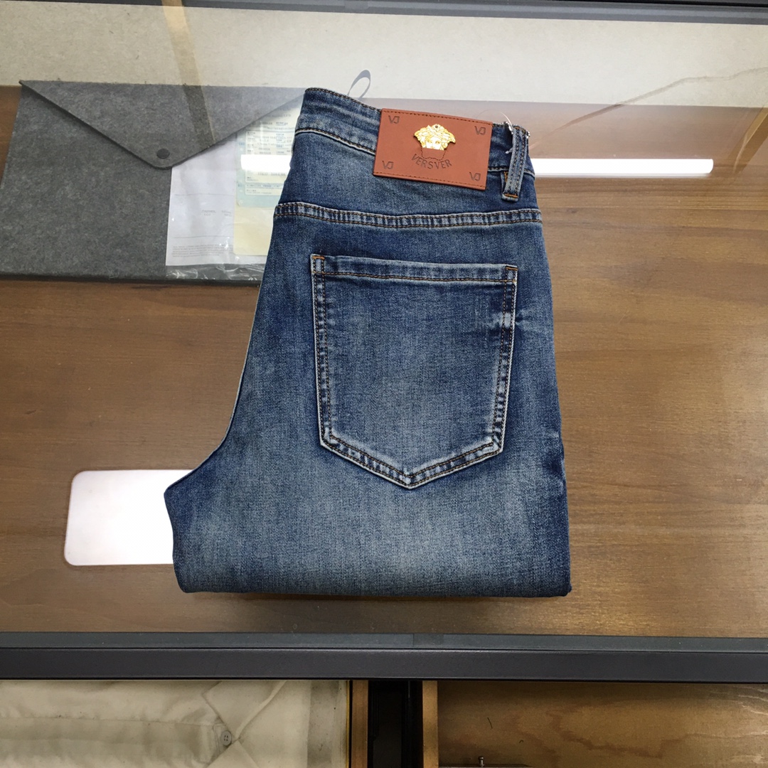 NO:131077,New product [Versac...] 2025 spring and summer new style new men's jeans!  Trade-level OEM products are extremely rare. The exquisite and exquisite production process has reached the ultimate effect. Classic styles, original color cotton materials, and classic plain woven twill denim surfaces are woven by old-fashioned woven technology. They are soft, delicate, comfortable and breathable, and the original hardware accessories are washed with first-class texture!  Size 29-38,3537, versace,jeans,alexander wang19860909新品【Versac...】 2025春夏新款 新款男士牛仔裤！ 贸易级别的代工品,数量极其稀少.精良精细的制作工艺程度已经达到极致效果.经典绝伦的款式,原色棉料,经典的平织斜纹牛仔布面经由老式梭织工艺机织.柔软细腻舒适透气,原版五金配件水洗,质感一流！尺码29-38,3537,,versace,jeans,alexander wang,Men's clothing