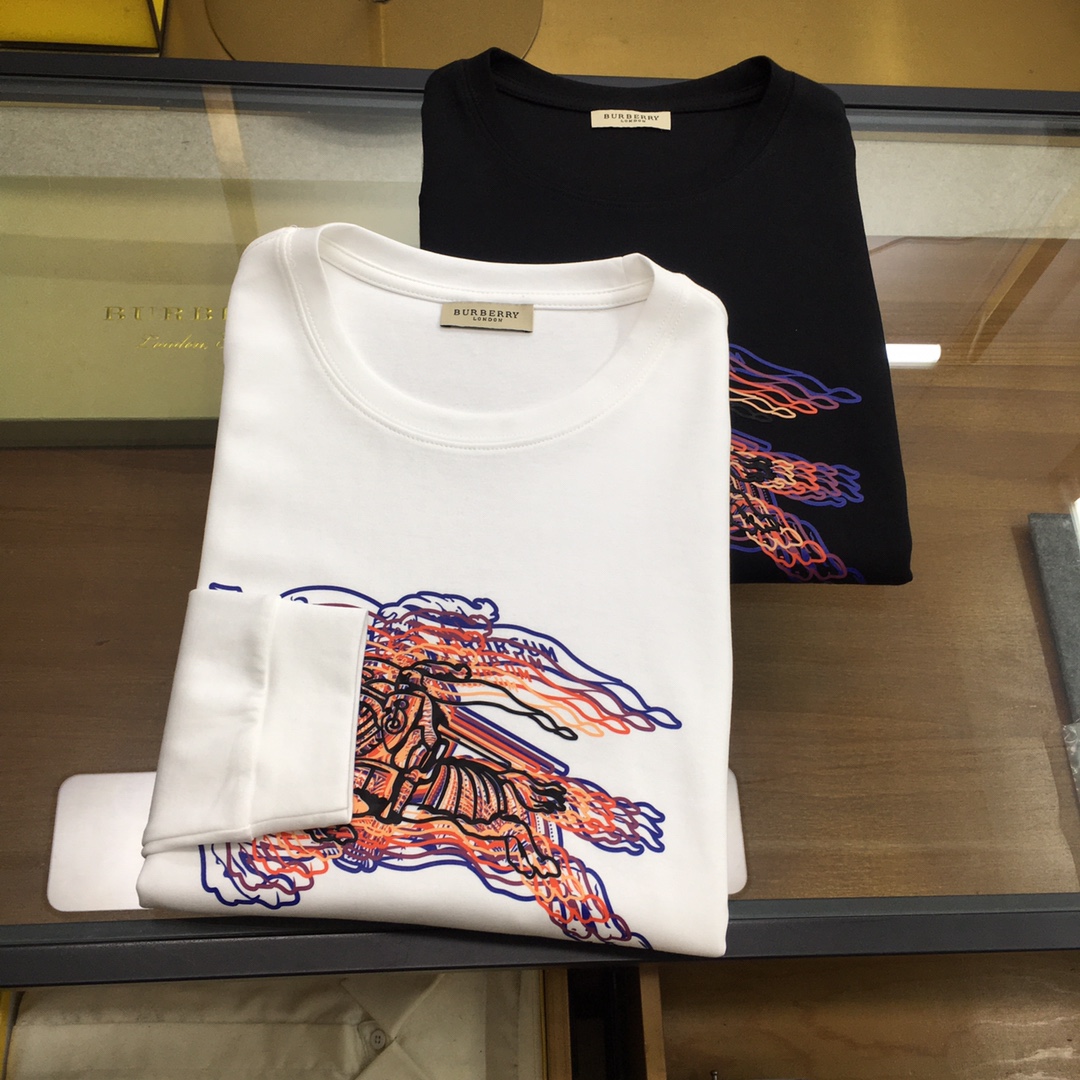 NO:131069,New sweatshirts [Burbe..ry] 2025 season fashion long-sleeved sweatshirts, high-end custom classic series, fashionable and stylish, classic round neck style, simple and generous, classic brand high-end LOGO design on the chest, adopts high-end inner lining, excellent anti-static feel, comfortable and smooth, excellent style, crisp and stylish, street sports versatile items, low-key but luxurious, trendy men's essential counter size M-4XL [Please report height and weight if order]...,,burberry,hoodie,sweatshirts,alexander wang19860909新品卫衣【Burbe..ry】 2025季时尚长袖卫衣 高端定制经典系列,时尚有型 经典圆领款式,简单大方,胸前经典品牌高档LOGO设计 采用高档内里保暖极佳 可防静电手感舒适顺滑 ,版型超赞 挺括有型 ,街头运动百搭单品,上身低调而不失奢华,潮男必备款专柜尺码M-4XL【下单请报身高体重】..,,burberry,hoodie,sweatshirts,alexander wang,Men's clothing