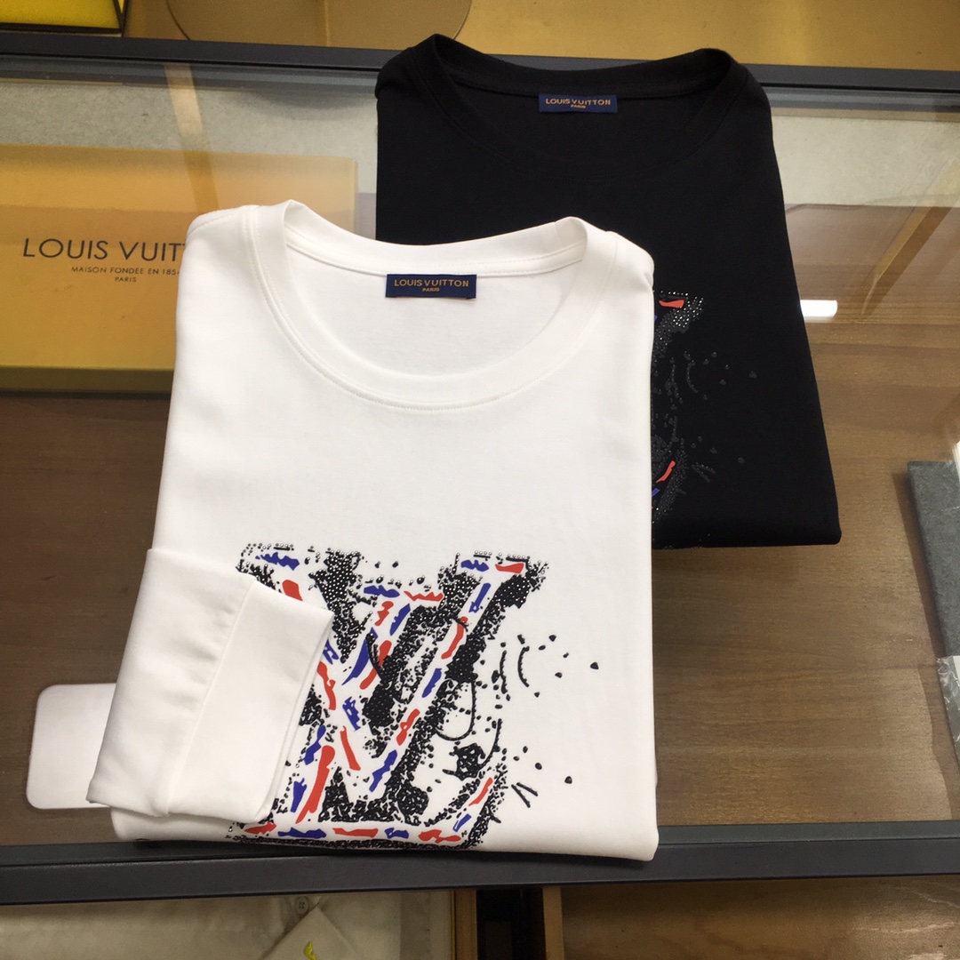 NO:131072,New sweatshirts [L.v] 2025 season fashion long-sleeved sweatshirts High-end custom classic series, fashionable and stylish Classic round neck style, simple and generous, classic brand high-end LOGO design on the chest, adopts high-end inner lining, excellent anti-static feel, comfortable and smooth, excellent style, crisp and stylish, street sports versatile item, low-key but luxurious, a must-have counter size for men [please report height and weight if you place an order]..., hoodie, sweatshirts, alexander wang19860909新品卫衣【L.v】 2025季时尚长袖卫衣 高端定制经典系列,时尚有型 经典圆领款式,简单大方,胸前经典品牌高档LOGO设计 采用高档内里保暖极佳 可防静电手感舒适顺滑 ,版型超赞 挺括有型 ,街头运动百搭单品,上身低调而不失奢华,潮男必备款专柜尺码M-4XL【下单请报身高体重】..,,hoodie,sweatshirts,alexander wang,Men's clothing