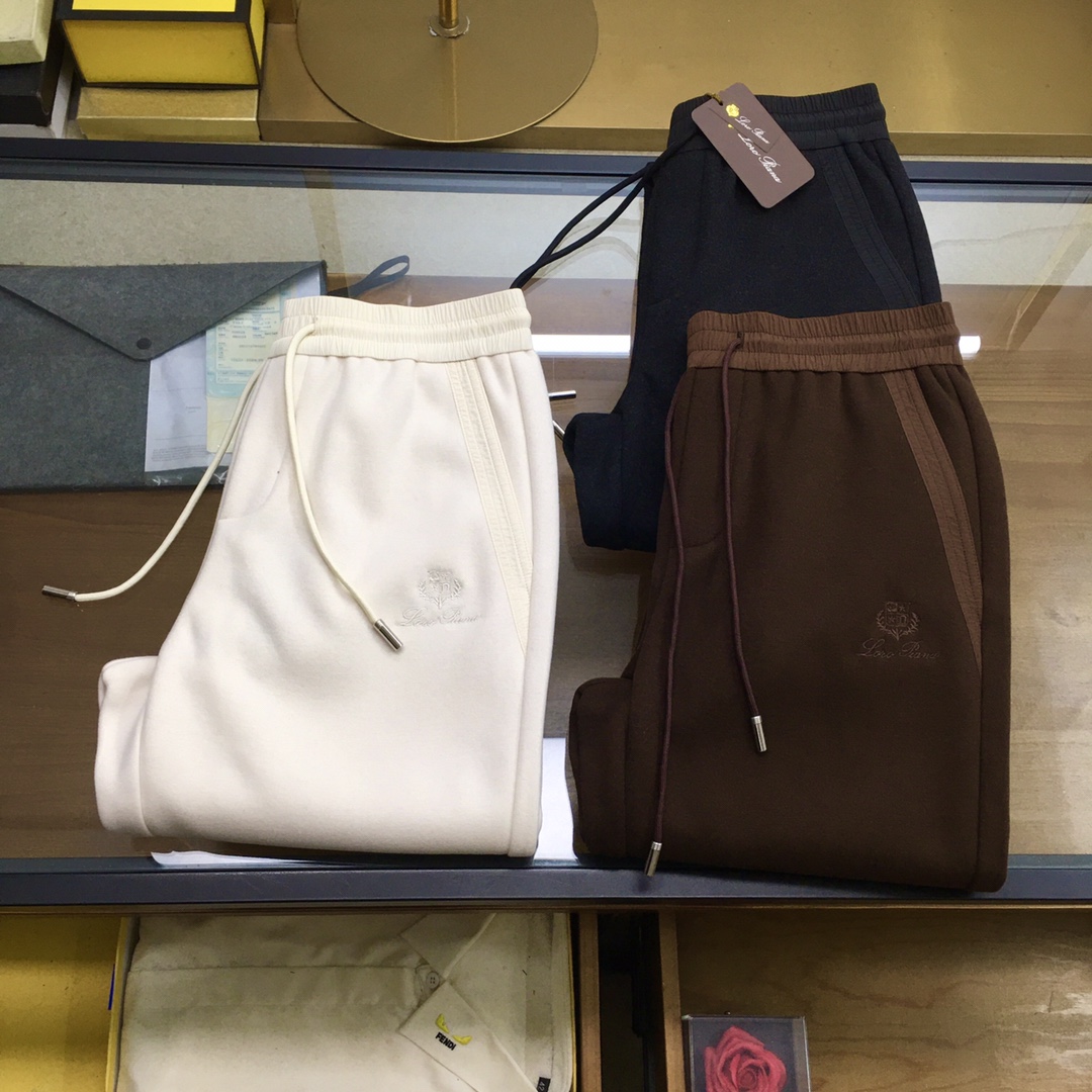 NO:131036,New counter product [Lo*ro Pi*nanuo u Pianya] 2025 season, full-quality order, warm and stylish, wool blended elastic waist straight-foot casual pants, classic and versatile, logo embroidery, elastic waist drawstring, classic and versatile, and the upper body has a sense of slackness. The fabric is made of blended wool, comfortable and breathable, while warming, reflecting high-end texture. Orders for full-quality, color, black, brown, white, 30-38, try on 172-148 waist circumference 2 feet 5, wear 32 appropriate,,alexander wang19860909专柜新品【Lo*ro Pi*na诺 u翩雅】 2025季 全品相订单,保暖有型 羊毛呢混纺松紧腰直脚休闲裤 经典百搭 标志刺绣的点缀,松紧腰抽绳合体的剪裁 经典百搭同时 上身有总随意的松弛感 面料采用混纺羊毛材质,舒适透气 保暖的同时 体现高档质感 全品相的订单,颜色 黑色 咖色 白色码数30-38 试穿172-148腰围2尺5穿32合适,,alexander wang,Men's clothing