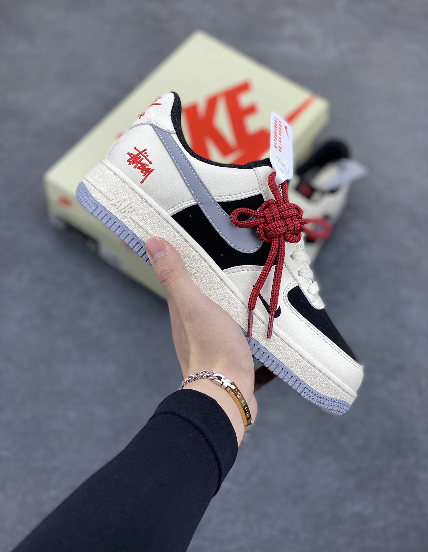 NIke Air Force 1 \'07 Low “斯图西联名——米黑灰底”空军一号 低帮 运动鞋 休闲鞋 折边针车 工艺难度大 原楦头原纸板 原装鞋盒 定制五金配件 内置全掌气垫 原厂鞋底 货号：XZ6188-766 尺码：36 36.5 37.5 38 38.5 39 40 40.5 41 42 42.5 43 44 44.5 45-选品中心