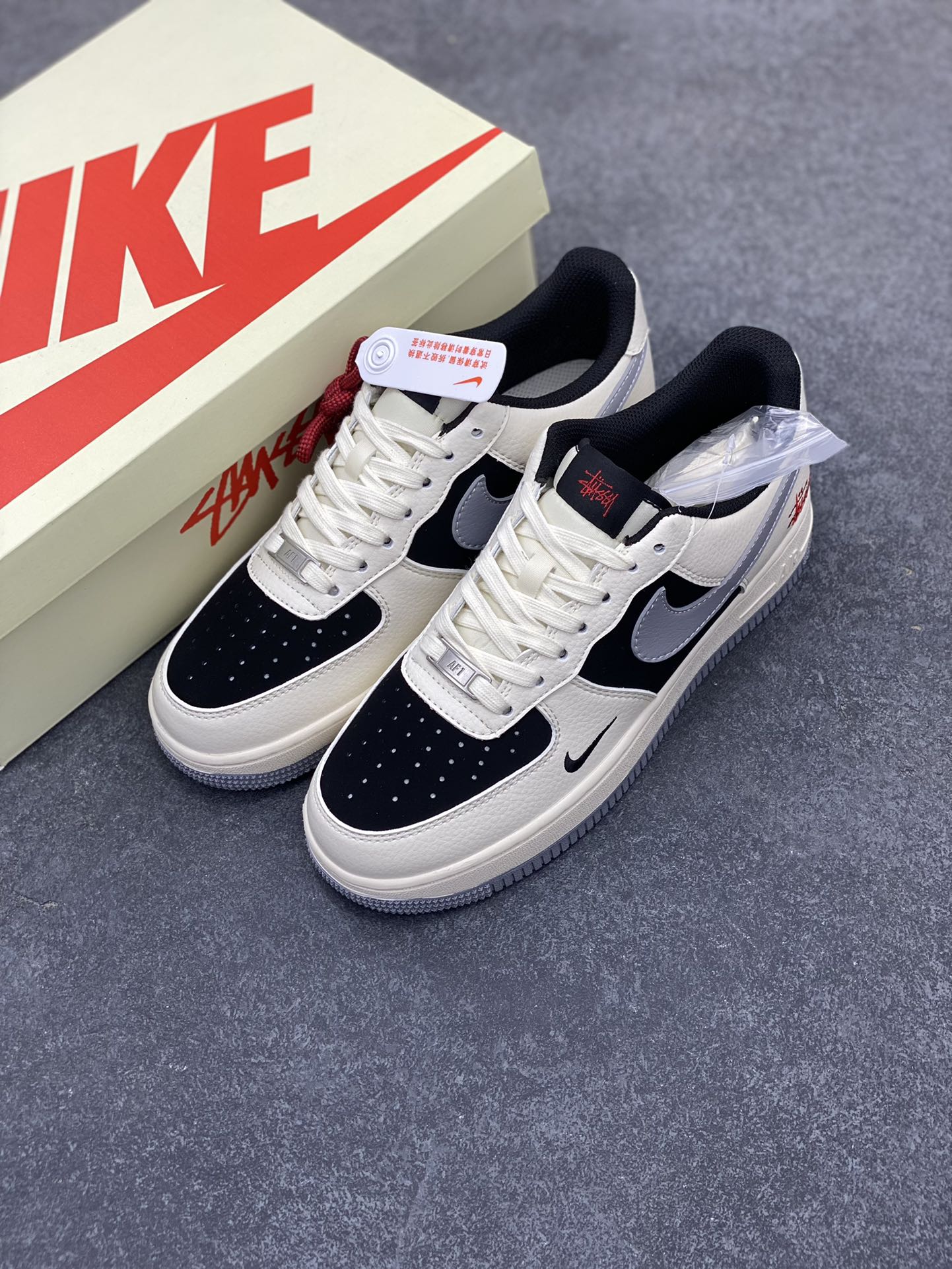 图片[8]-NIke Air Force 1 \’07 Low “斯图西联名——米黑灰底”空军一号 低帮 运动鞋 休闲鞋 折边针车 工艺难度大 原楦头原纸板 原装鞋盒 定制五金配件 内置全掌气垫 原厂鞋底 货号：XZ6188-766 尺码：36 36.5 37.5 38 38.5 39 40 40.5 41 42 42.5 43 44 44.5 45-选品中心
