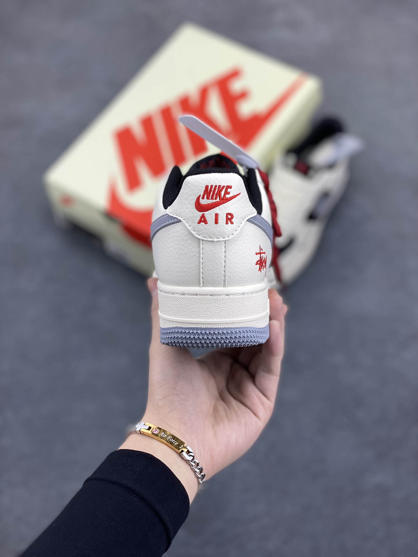 图片[4]-NIke Air Force 1 \’07 Low “斯图西联名——米黑灰底”空军一号 低帮 运动鞋 休闲鞋 折边针车 工艺难度大 原楦头原纸板 原装鞋盒 定制五金配件 内置全掌气垫 原厂鞋底 货号：XZ6188-766 尺码：36 36.5 37.5 38 38.5 39 40 40.5 41 42 42.5 43 44 44.5 45-选品中心