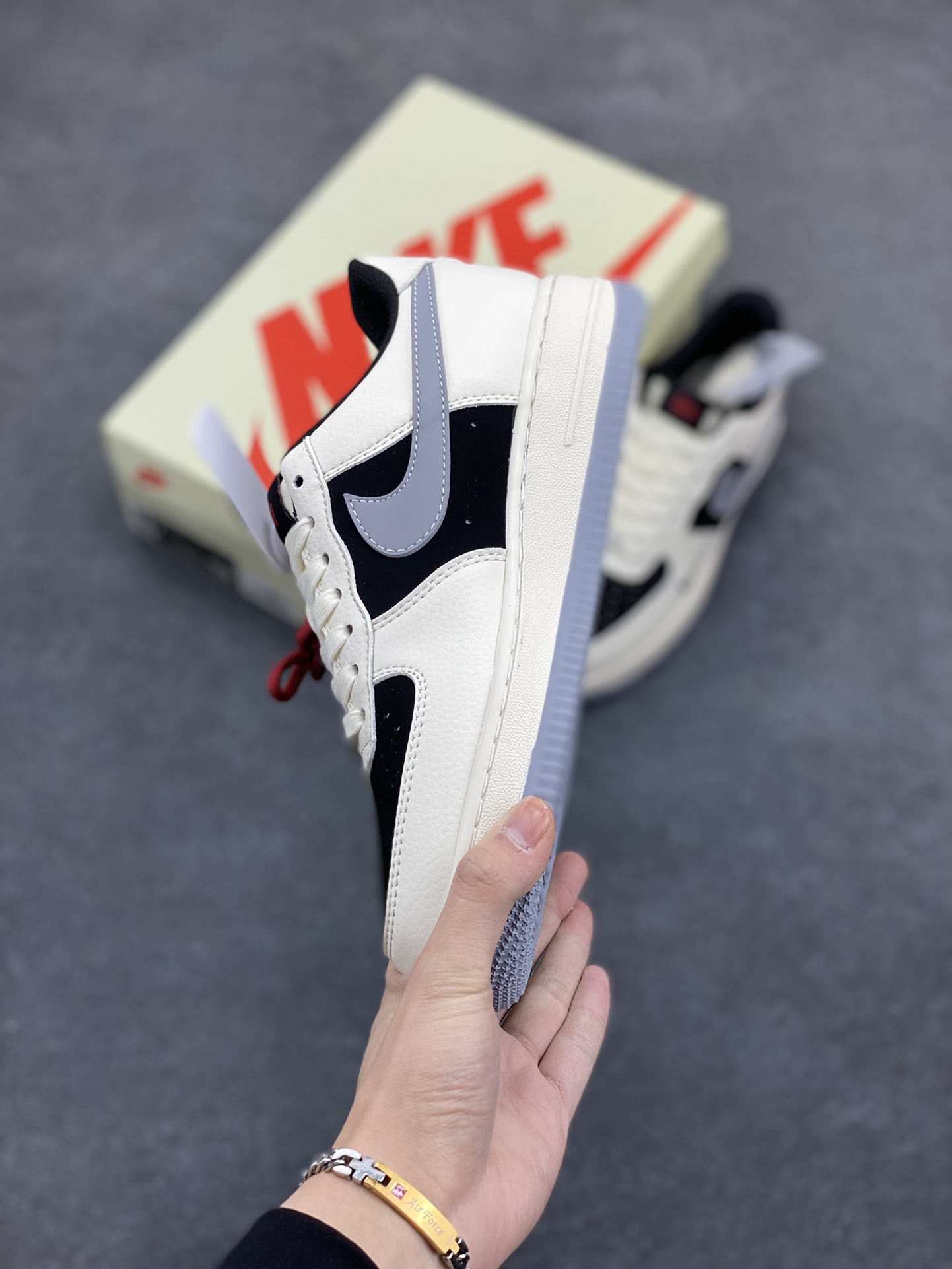 图片[3]-NIke Air Force 1 \’07 Low “斯图西联名——米黑灰底”空军一号 低帮 运动鞋 休闲鞋 折边针车 工艺难度大 原楦头原纸板 原装鞋盒 定制五金配件 内置全掌气垫 原厂鞋底 货号：XZ6188-766 尺码：36 36.5 37.5 38 38.5 39 40 40.5 41 42 42.5 43 44 44.5 45-选品中心