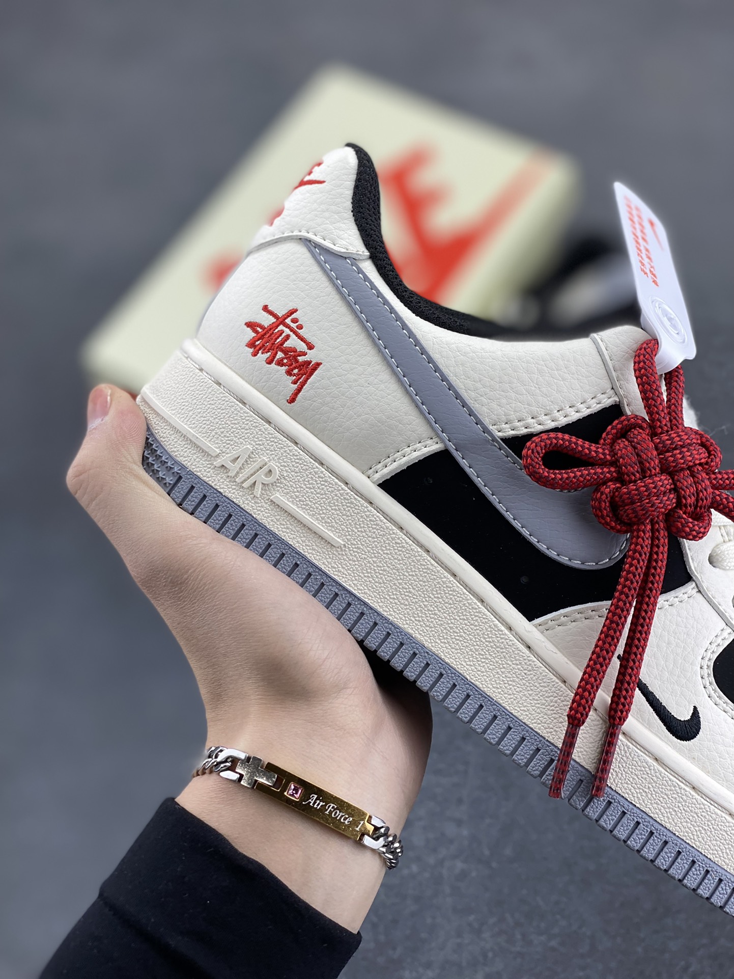 图片[6]-NIke Air Force 1 \’07 Low “斯图西联名——米黑灰底”空军一号 低帮 运动鞋 休闲鞋 折边针车 工艺难度大 原楦头原纸板 原装鞋盒 定制五金配件 内置全掌气垫 原厂鞋底 货号：XZ6188-766 尺码：36 36.5 37.5 38 38.5 39 40 40.5 41 42 42.5 43 44 44.5 45-选品中心