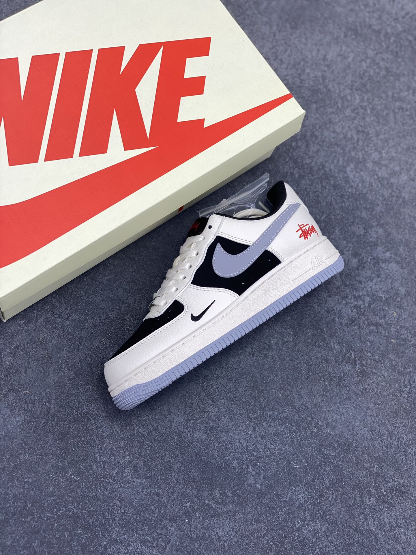 图片[7]-NIke Air Force 1 \’07 Low “斯图西联名——米黑灰底”空军一号 低帮 运动鞋 休闲鞋 折边针车 工艺难度大 原楦头原纸板 原装鞋盒 定制五金配件 内置全掌气垫 原厂鞋底 货号：XZ6188-766 尺码：36 36.5 37.5 38 38.5 39 40 40.5 41 42 42.5 43 44 44.5 45-选品中心