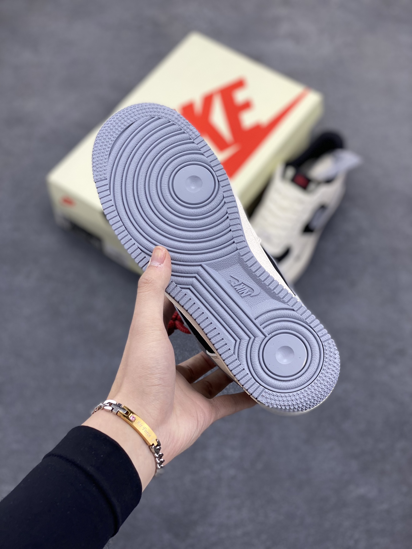 图片[5]-NIke Air Force 1 \’07 Low “斯图西联名——米黑灰底”空军一号 低帮 运动鞋 休闲鞋 折边针车 工艺难度大 原楦头原纸板 原装鞋盒 定制五金配件 内置全掌气垫 原厂鞋底 货号：XZ6188-766 尺码：36 36.5 37.5 38 38.5 39 40 40.5 41 42 42.5 43 44 44.5 45-选品中心