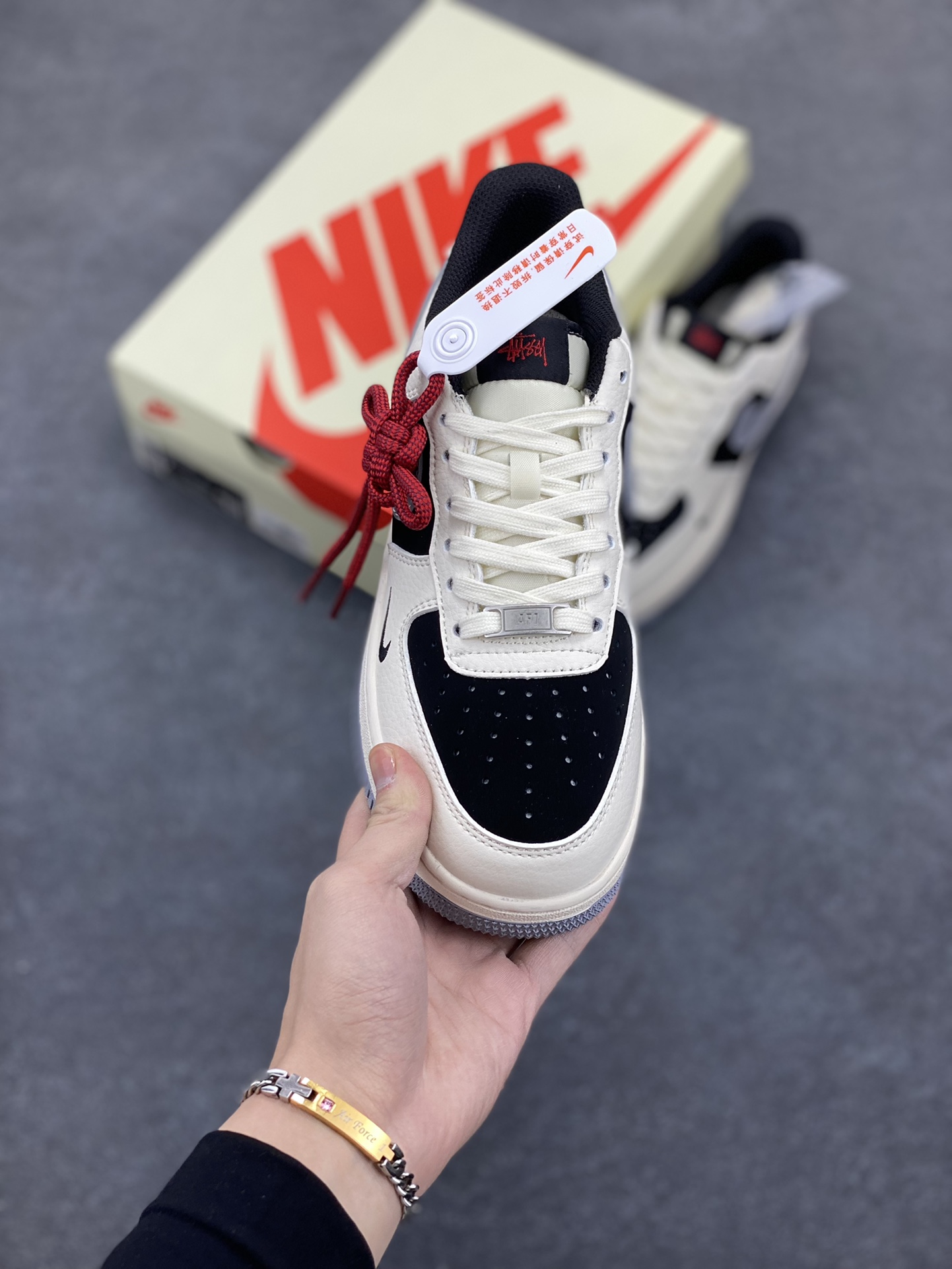 图片[2]-NIke Air Force 1 \’07 Low “斯图西联名——米黑灰底”空军一号 低帮 运动鞋 休闲鞋 折边针车 工艺难度大 原楦头原纸板 原装鞋盒 定制五金配件 内置全掌气垫 原厂鞋底 货号：XZ6188-766 尺码：36 36.5 37.5 38 38.5 39 40 40.5 41 42 42.5 43 44 44.5 45-选品中心
