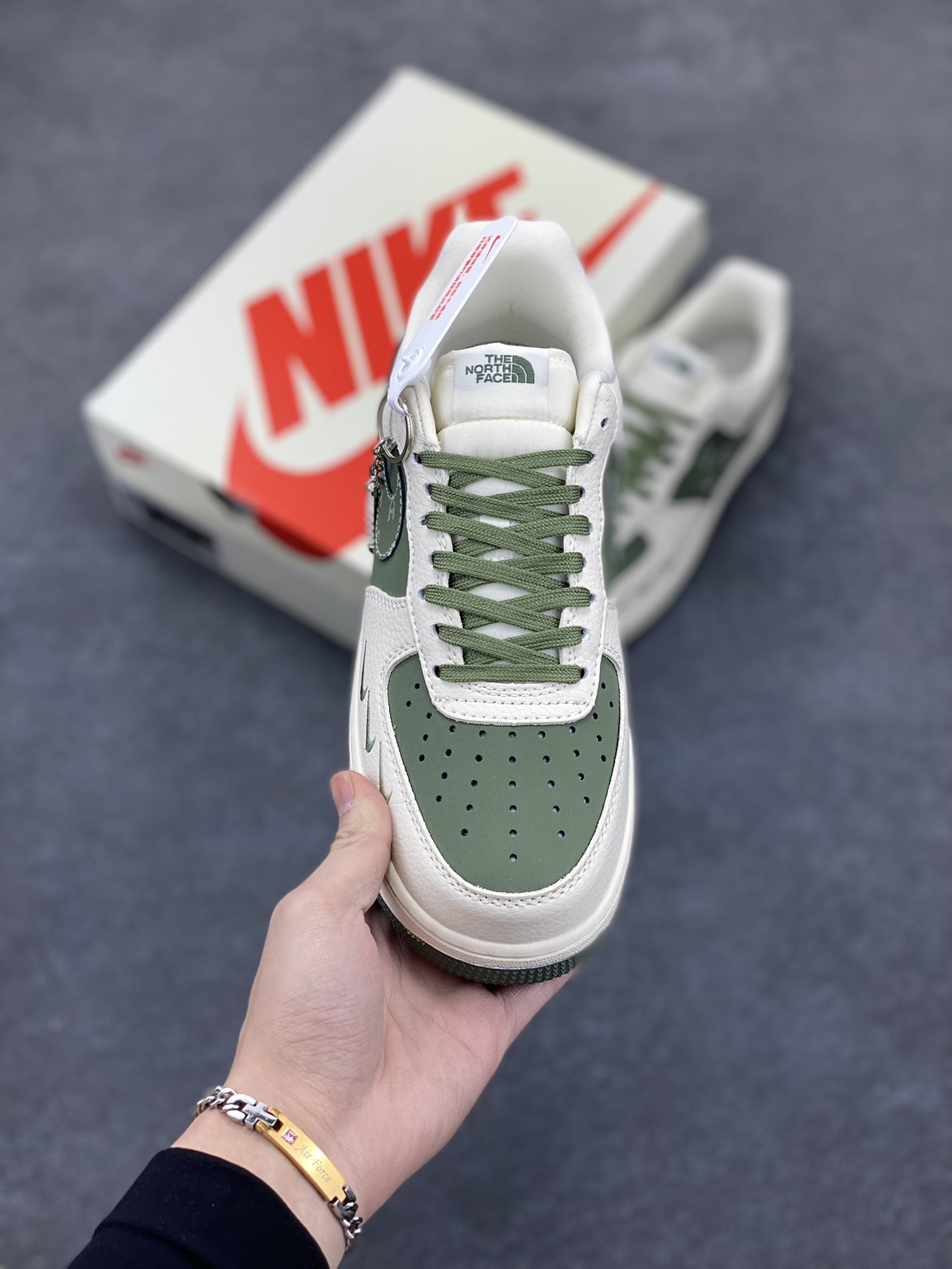 图片[2]-NIke Air Force 1 \’07 Low “北面联名——米绿小三勾”空军一号 低帮 运动鞋 休闲鞋 折边针车 工艺难度大 原楦头原纸板 原装鞋盒 定制五金配件 内置全掌气垫 原厂鞋底 货号：KK1988-043 尺码：36 36.5 37.5 38 38.5 39 40 40.5 41 42 42.5 43 44 44.5 45-选品中心