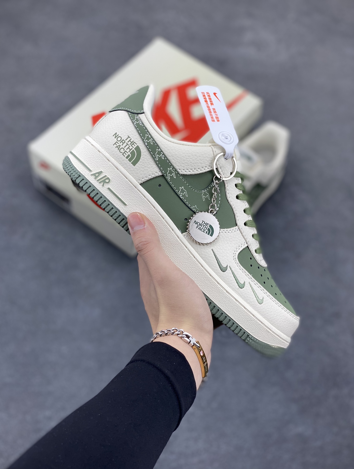 NIke Air Force 1 \’07 Low “北面联名——米绿小三勾”空军一号 低帮 运动鞋 休闲鞋 折边针车 工艺难度大 原楦头原纸板 原装鞋盒 定制五金配件 内置全掌气垫 原厂鞋底 货号:KK1988-043 尺码:36 36.5 37.5 38 38.5 39 40 40.5 41 42 42.5 43 44 44.5 45-选品中心