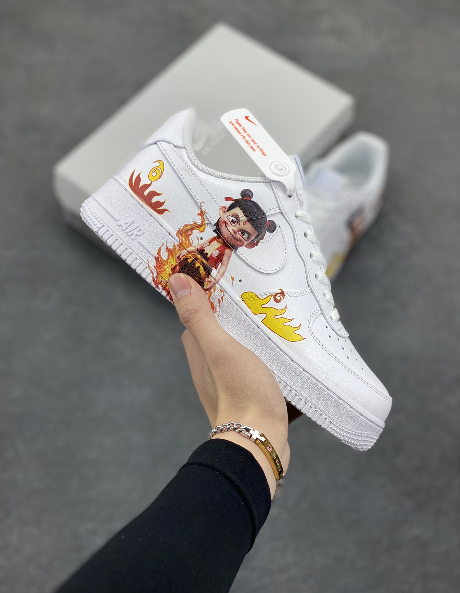 Air Force 1 Low 哪吒手绘涂鸦 原楦头原纸板 打造纯正空军版型 #专注外贸渠道 全掌内置蜂窝气垫 #原盒配件 原厂中底钢印、拉帮完美 货号:CW2288-111 尺码:36 36.5 37.5 38 38.5 39 40 40.5 41 42 42.5 43 44 44.5 45-选品中心