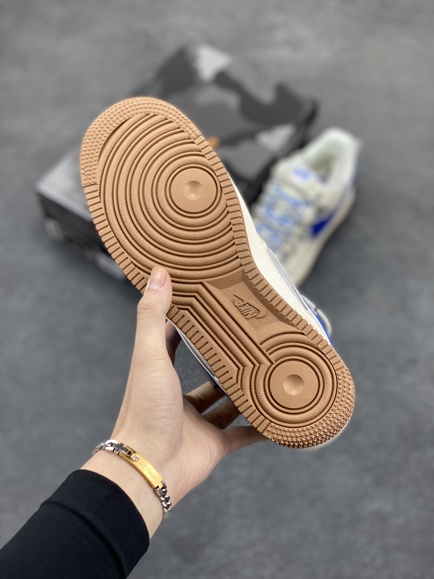 图片[5]-NIke Air Force 1 \’07 Low “Bape联名——米蓝生胶抽绳”空军一号 低帮 运动鞋 休闲鞋 折边针车 工艺难度大 原楦头原纸板 原装鞋盒 定制五金配件 内置全掌气垫 原厂鞋底 货号：SJ1198-112 尺码：36 36.5 37.5 38 38.5 39 40 40.5 41 42 42.5 43 44 44.5 45-选品中心