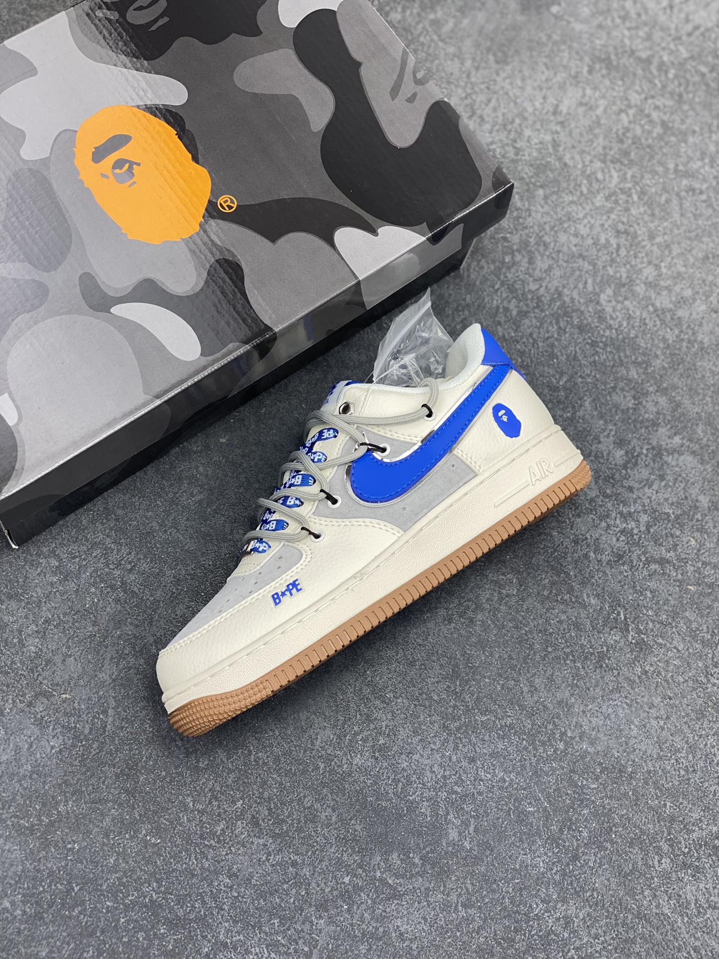 图片[7]-NIke Air Force 1 \’07 Low “Bape联名——米蓝生胶抽绳”空军一号 低帮 运动鞋 休闲鞋 折边针车 工艺难度大 原楦头原纸板 原装鞋盒 定制五金配件 内置全掌气垫 原厂鞋底 货号：SJ1198-112 尺码：36 36.5 37.5 38 38.5 39 40 40.5 41 42 42.5 43 44 44.5 45-选品中心