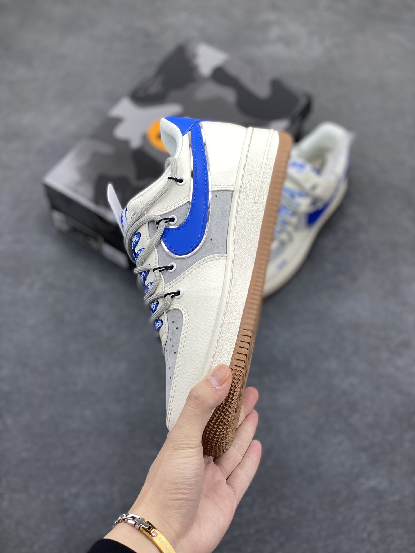 图片[3]-NIke Air Force 1 \’07 Low “Bape联名——米蓝生胶抽绳”空军一号 低帮 运动鞋 休闲鞋 折边针车 工艺难度大 原楦头原纸板 原装鞋盒 定制五金配件 内置全掌气垫 原厂鞋底 货号：SJ1198-112 尺码：36 36.5 37.5 38 38.5 39 40 40.5 41 42 42.5 43 44 44.5 45-选品中心