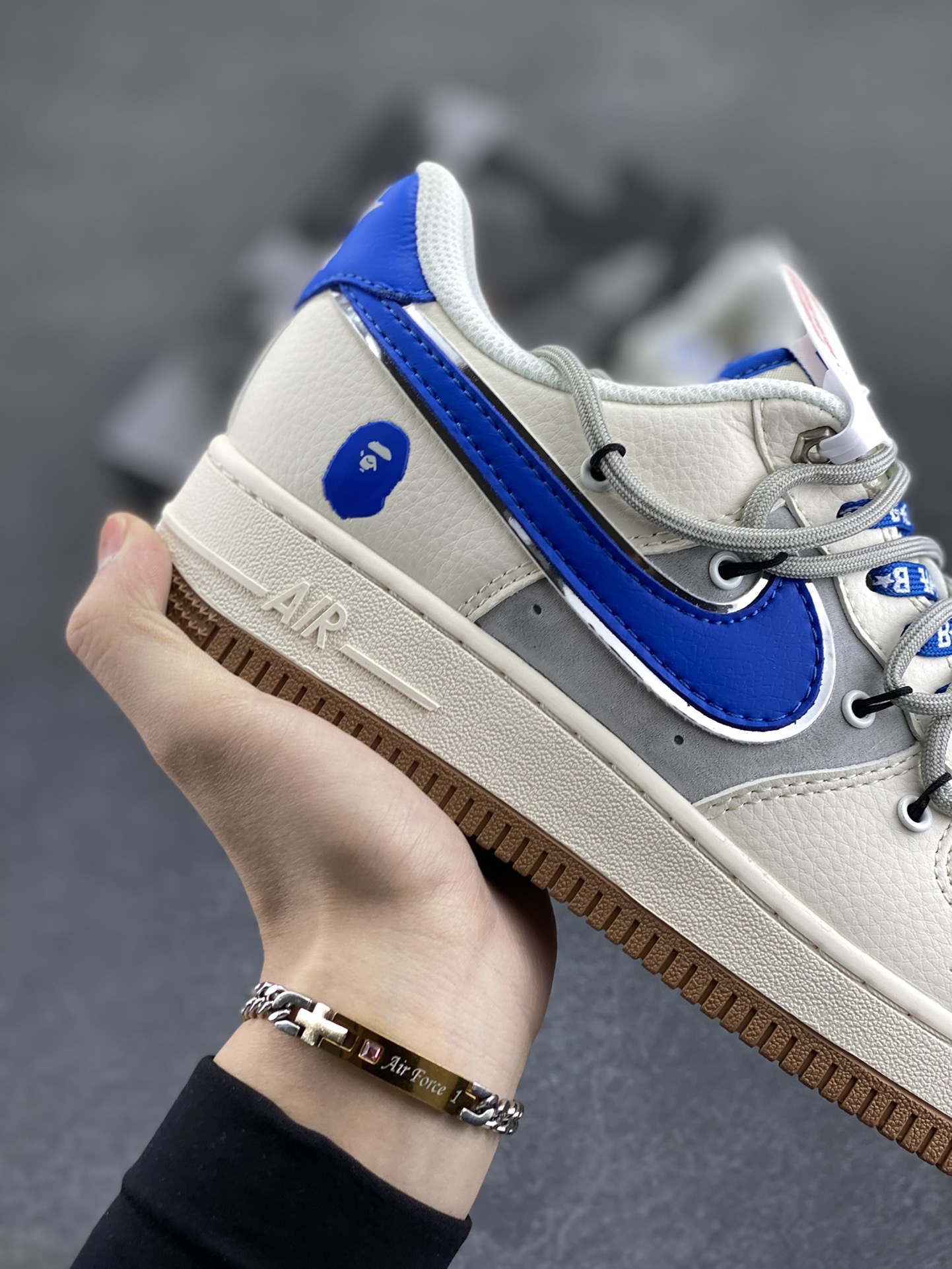 图片[6]-NIke Air Force 1 \’07 Low “Bape联名——米蓝生胶抽绳”空军一号 低帮 运动鞋 休闲鞋 折边针车 工艺难度大 原楦头原纸板 原装鞋盒 定制五金配件 内置全掌气垫 原厂鞋底 货号：SJ1198-112 尺码：36 36.5 37.5 38 38.5 39 40 40.5 41 42 42.5 43 44 44.5 45-选品中心