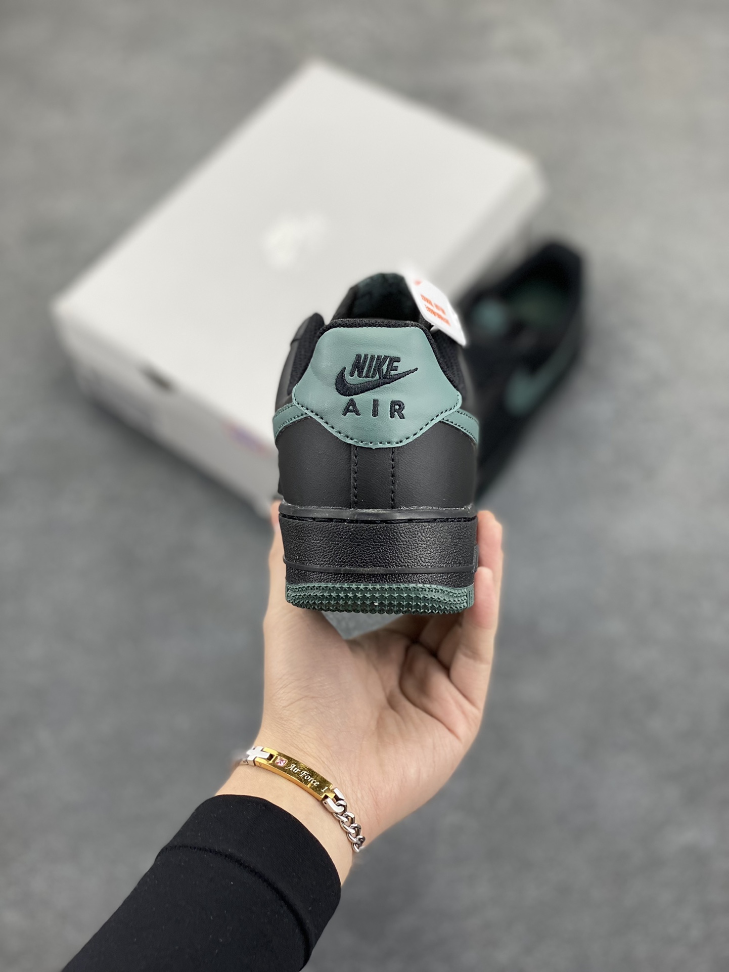 图片[4]-NK Air Force 1 空军一号 黑绿 原楦头原纸板 打造纯正空军版型#专注外贸渠道 全掌内置蜂窝气垫 #原盒配件 原厂中底钢印、拉帮完美 货号：FJ4146-001 尺码：36 36.5 37.5 38 38.5 39 40 40.5 41 42 42.5 43 44 44.5 45-选品中心