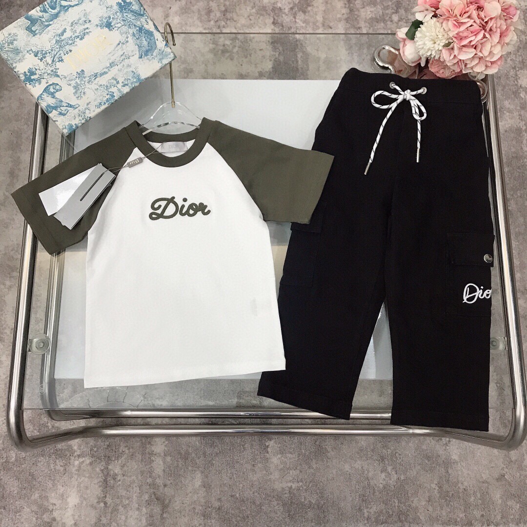 NO:210889,[Spot shipment] DIO* Set Ragshou color-blocked embroidered T-shirt straight slim jeans Definitely weaving cotton double yarn precision cotton ~ 240G g weight pure cotton fabric exquisite embroidery logo with elastic fiber denim trousers with large pocket original hardware buttons on both sides Select high-end custom cotton fabrics Soft and comfortable Simple and fashionable Crafts superimposed High-quality Super stylish and beautiful Color white size-110-120-130-140-150 [CM] Full package 10, clothes, dior, jeans, tees, t-shirt,19860909【现货发】   DIO* 套装 插肩袖拼色刺绣T恤直筒修身牛仔裤 定织定染全棉双纱精密棉～240G克重纯棉面料 精致刺绣logo附有弹性纤维牛仔长裤 两侧附有大口袋原版五金纽扣 甄选高级定制棉面料打造 柔软舒适 简约时尚 工艺叠加 看得见的高品质 超级有型又好看 颜色白色 size-110-120-130-140-150【CM】 全套包装10,衣服,dior,jeans,tees，t-shirt,,Children's