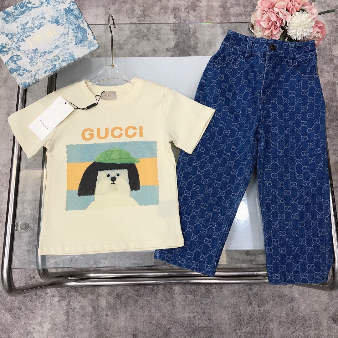 NO:210895,[Spot delivery] GUCC* Set Painted Printed LOGO Short Sleeve Straight Jeans Fixed Dyeing Cotton Double Yarn Precision Cotton ~ 240G GT Heavy Pure Cotton Fabric T-shirt Jointly-branded Puppy T-shirt Jacquard Double GG Denim T-shirt Original Hardware Button Replica Logo Selected High-quality Customized Cotton Fabric Soft and Comfort Simple and Fashionable Craftsmanship Super visible High-quality Super stylish and beautiful size-110-120-130-140-150 [CM] Full Package 10, Clothes, gucci, jeans, T-shirt, t-shirt,19860909【现货发】   GUCC* 套装 彩绘印花LOGO短袖直筒牛仔裤 定织定染全棉双纱精密棉～240G克重纯棉面料 T恤联名小狗狗T恤提花双GG牛仔长裤 原版五金纽扣复刻logo 甄选高级定制棉面料打造 柔软舒适 简约时尚 工艺叠加 看得见的高品质 超级有型又好看  size-110-120-130-140-150【CM】 全套包装10,衣服,gucci,jeans,T-shirt,tees，t-shirt,,Children's
