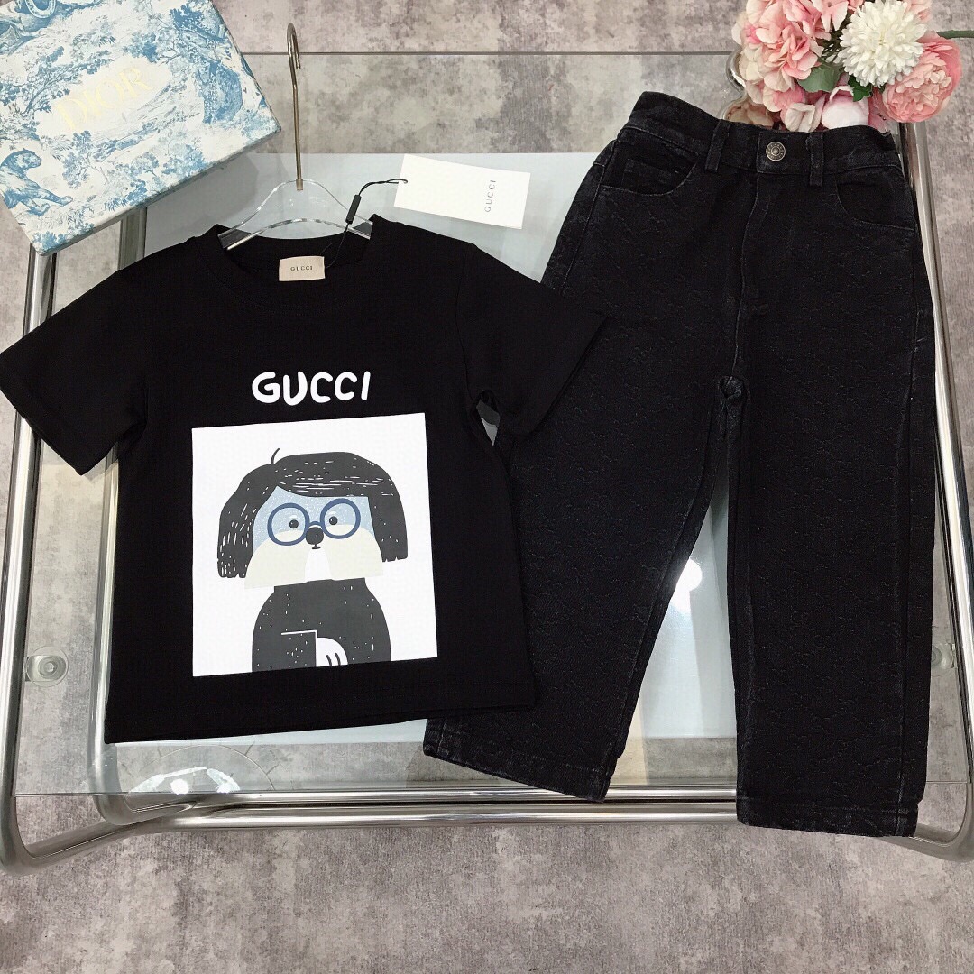 NO:210900,[Spot delivery] GUCC* Set Puppy Printed LOGO Short Sleeve Straight Slim-fit Jeans, Fixed Definitely Dyeed Cotton Double Yarn Precision Cotton ~ 240G GT Heavy Pure Cotton Fabric T-shirt Jointly-branded Puppy Dog T-shirt Jacquard Double GG Denim T-shirt Original Hardware Button Replica Logo Selected High-quality Customized Cotton Fabric Soft and Comfort Simple and Fashionable Craftsmanship Super High Quality Super Stylish and Beautiful Size-110-120-130-140-150 [CM] Full Package 10, Clothes, gucci, jeans, T-shirt, t-shirt,19860909【现货发】   GUCC* 套装 小狗印花LOGO短袖直筒修身牛仔裤 定织定染全棉双纱精密棉～240G克重纯棉面料 T恤联名小狗狗T恤提花双GG牛仔长裤 原版五金纽扣复刻logo 甄选高级定制棉面料打造 柔软舒适 简约时尚 工艺叠加 看得见的高品质 超级有型又好看  size-110-120-130-140-150【CM】 全套包装10,衣服,gucci,jeans,T-shirt,tees，t-shirt,,Children's