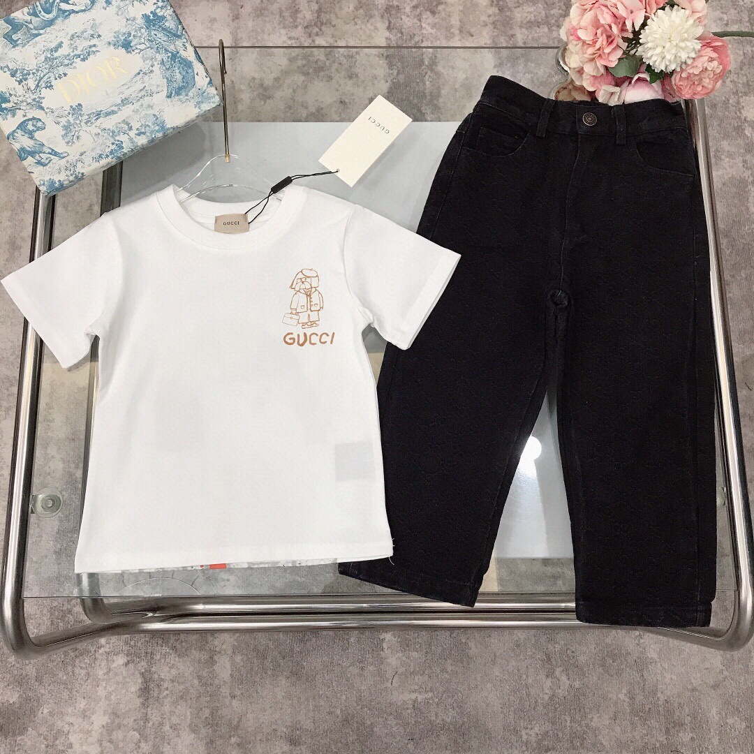 NO:210844,[Spot delivery] GUCC* Set Front and rear direct spray LOGO short-sleeved straight slim jeans, fixed-woven and dyed cotton double yarn precision cotton ~ 240G g heavy pure cotton fabric T-shirt co-branded puppy T-shirt jacquard double GG jeans trousers original hardware button replica logo Selected high-quality custom cotton fabrics to create soft and comfortable Simple and fashionable Craftsmanship superimposed visible high-quality Super stylish and beautiful size-110-120-130-140-150 [CM] Full set of packaging 10, clothes, gucci, jeans, T-shirt, tees, t-shirt,19860909【现货发】   GUCC* 套装 前后直喷LOGO短袖直筒修身牛仔裤 定织定染全棉双纱精密棉～240G克重纯棉面料 T恤联名小狗狗T恤提花双GG牛仔长裤 原版五金纽扣复刻logo 甄选高级定制棉面料打造 柔软舒适 简约时尚 工艺叠加 看得见的高品质 超级有型又好看  size-110-120-130-140-150【CM】 全套包装10,衣服,gucci,jeans,T-shirt,tees，t-shirt,,Children's