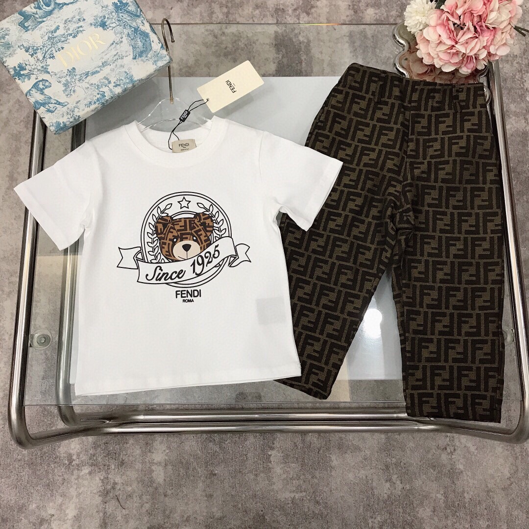 NO:210852,【Spot delivery】 FEND* Set Three-dimensional foam LOGO short-sleeved double FF jacquard straight jeans Fixed cotton double yarn precision cotton ~ 240G g heavy pure cotton fabric Classic bear printed double FF jeans with embroidered logo logo on the back pocket Selected high-quality custom cotton fabrics Soft and comfortable Simple and fashionable Crafts superimposed High-quality Super stylish and beautiful Color white Navy blue size-110-120-130-140-150 【CM】 Full set of packaging 10, clothes, fendi, jeans, T-shirt,19860909【现货发】   FEND* 套装 立体发泡LOGO短袖双FF提花直筒牛仔裤 定织定染全棉双纱精密棉～240G克重纯棉面料 经典小熊印花双FF牛仔长裤 后口袋附有刺绣logo标志 甄选高级定制棉面料打造 柔软舒适 简约时尚 工艺叠加 看得见的高品质 超级有型又好看 颜色白色 藏蓝色 size-110-120-130-140-150【CM】 全套包装10,衣服,fendi,jeans,T-shirt,,Children's