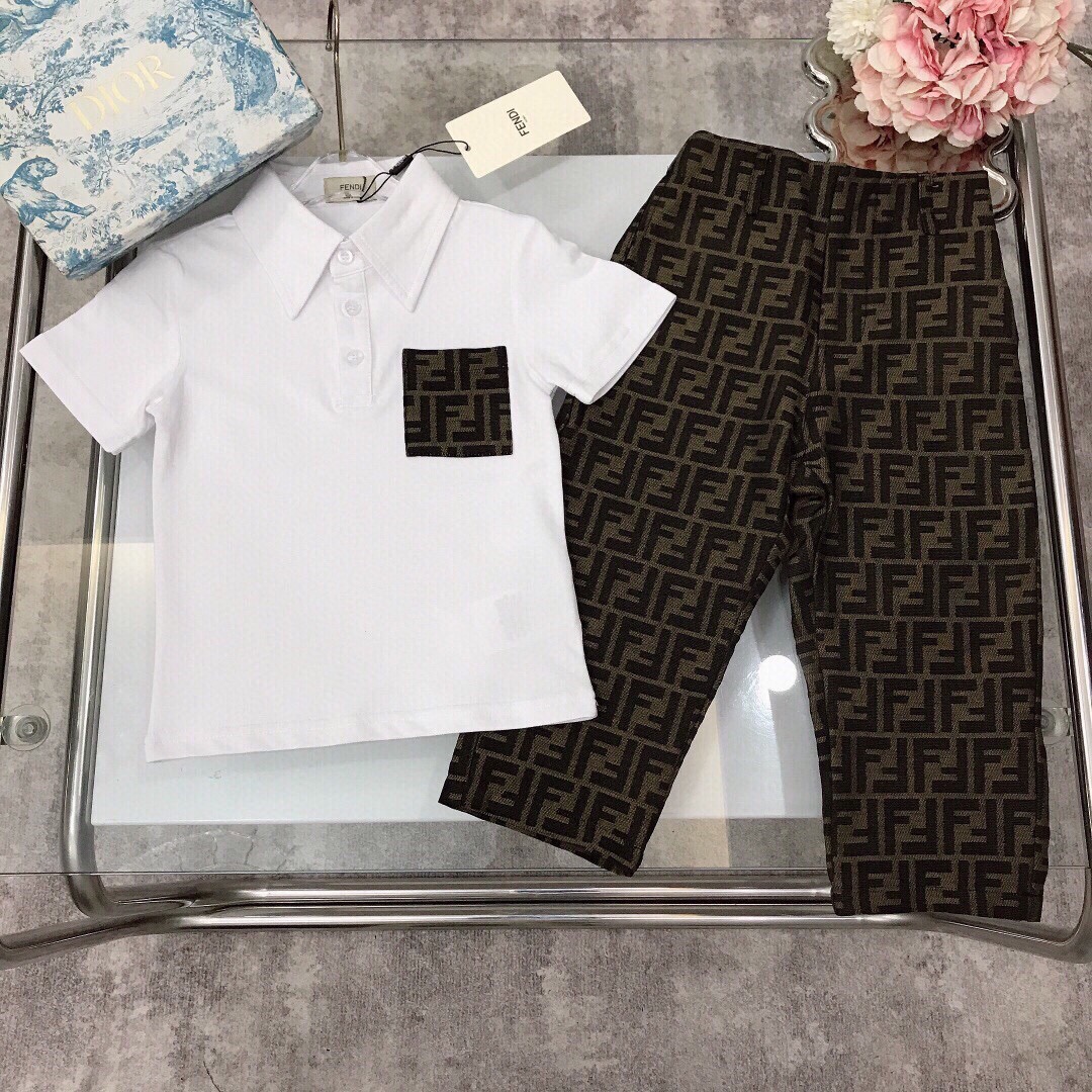 NO:210860,[Spot delivery] FEND* Set Lapel Polo shirt Double FF jacquard straight jeans Fixed cotton Double yarn precision cotton ~ Soft and delicate bead floor cotton linen fabric~ Double FF denim pocket design on the left chest with double FF denim trousers The back pocket is equipped with embroidered logo logo Selected high-end custom cotton fabric Soft and comfortable Simple and fashionable Crafts superimposed High-quality Super stylish and beautiful Color white size-110-120-130-140-150 [CM] Full set of packaging 10, clothes, fendi, jeans,19860909【现货发】   FEND* 套装 翻领Polo衫双FF提花直筒牛仔裤 定织定染全棉双纱精密棉～柔软细腻珠地棉麻面料打造～左胸前双FF牛仔口袋设计搭配双FF牛仔长裤 后口袋附有刺绣logo标志 甄选高级定制棉面料打造 柔软舒适 简约时尚 工艺叠加 看得见的高品质 超级有型又好看 颜色白色 size-110-120-130-140-150【CM】 全套包装10,衣服,fendi,jeans,,Children's