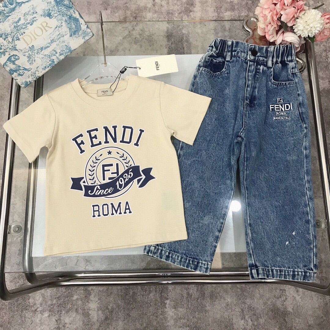 NO:210879,[Spot shipment] FEND* Set Printed T-shirt Double FF embroidered straight jeans soft and delicate gram weight 240G fabric ~ Three-dimensional printed logo design on the chest is matched with jeans trousers Embroidered logo logo in the pocket Selected high-end custom cotton fabric to create soft and comfortable Simple and fashionable Crafts superimposed High-quality Super stylish and beautiful Color navy blue Apricot size-110-120-130-140-150 [CM] Full set of packaging 10, clothes, fendi, jeans, tees, t-shirt,19860909【现货发】   FEND* 套装 印花T恤双FF刺绣直筒牛仔裤柔软细腻克重240G面料打造～胸前立体印花logo设计搭配牛仔长裤 口袋附有刺绣logo标志 甄选高级定制棉面料打造 柔软舒适 简约时尚 工艺叠加 看得见的高品质 超级有型又好看 颜色藏蓝色 杏色 size-110-120-130-140-150【CM】 全套包装10,衣服,fendi,jeans,tees，t-shirt,,Children's