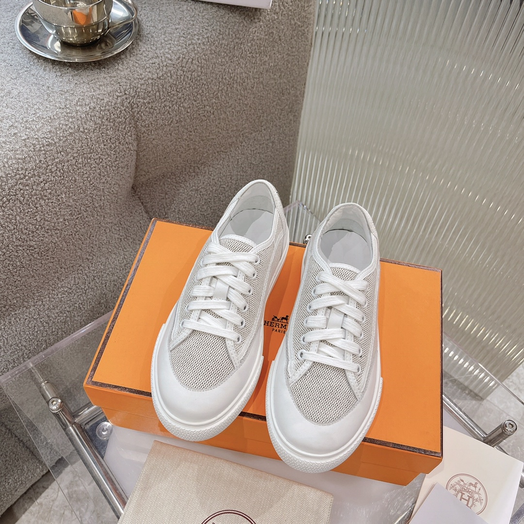 NO:232030,, Men's size (couple model) The latest casual white shoes are online!  Purchase level quality!  Aristocratic temperament!  The H family rarely comes with flat casual shoes and they are matched with classic styles!  Create a fashionable urban style, which reflects the noble and elegant style!  It seems simple but full of details, it is an ordinary sneaker. It is super versatile and comfortable. The foot feels very good. Materials and fabrics are imported cowhide (multiple materials) Inner   foot pad imported sheepskin. Steel-print coded original mold custom sole. Sizes for women 35-40, men 40-44, casual shoes/sports shoes, sneakers, cowhide, sheepskin19860909,男码（情侣款）  最新款休闲小白鞋鞋上线！代购级别品质！贵族气质！ H家族很少出平底休闲鞋而且是搭配经典款式！打造时尚都市造型,非常体现高贵典雅风格！看似简单却细节满满本是平平凡凡的运动鞋 超级百搭 脚感很舒服 选材面料进口牛皮（多种材料） 内里 垫脚进口羊皮 钢印编码原版开模定制大底 尺码女35-40、男40－44,休闲鞋/运动鞋,sneakers,cowhide,sheepskin,Women's Shoes