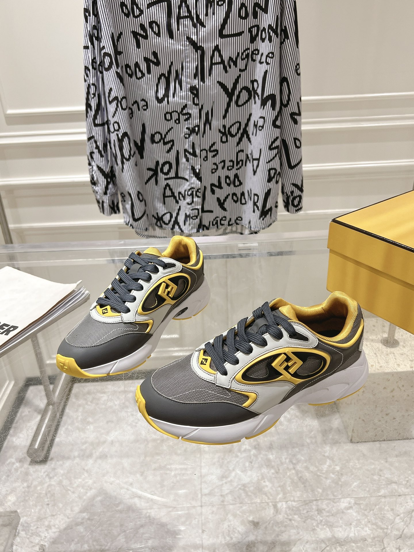 NO:237116,FENDI couples FORWARD2025 new sports shoes. The whole pair of shoes is purchased and developed by Zp, all customized materials, exclusive mold opening sole, all details are shipped together, and even the packaging is the same as the genuine one. Size: 35-45, casual shoes/sports shoes, fendi, sneakers19860909FENDI 情侣款FORWARD2025新款运动鞋 整双鞋子采购Zp开发打造,全部定制材料,独家开模大底,细节全部对版出货,连包装也做到跟正品一样.码数:35-45,休闲鞋/运动鞋,fendi,sneakers,Women's Shoes