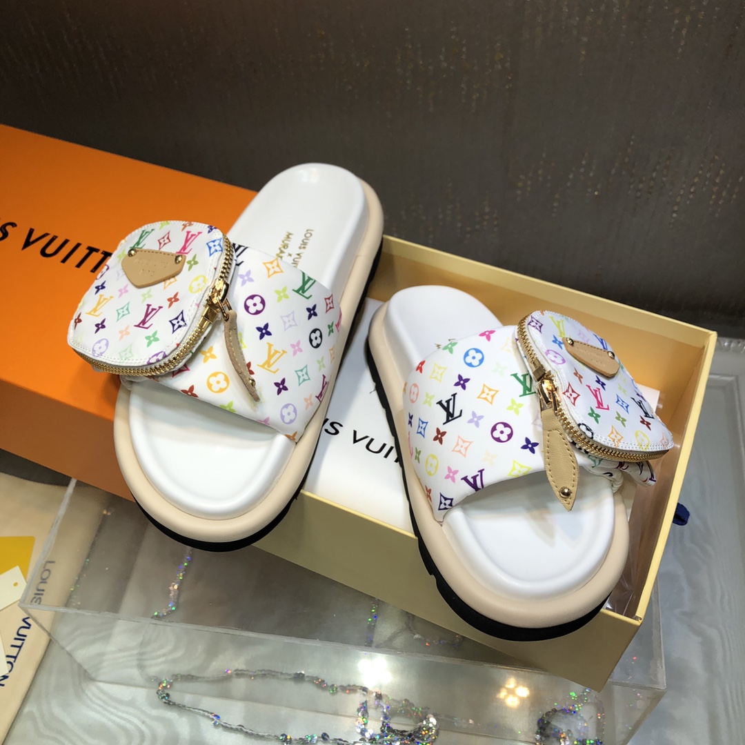 NO:241863,The white upper zipper leather goods have been changed to the original white version, and the top version of L.v 25 spring and summer new popular presbyopia bag magic buckle slippers. The original replica of the upper is added with multi-layer light down and full three-dimensional, simple and atmospheric!  Thick bottom foot height increases, showing the effect of long legs!  Full leather wrapping material for midsole of the foot bed!  The upper is original presbyterian cloth/cowhide, inner lining/foot pad sheepskin, original outsole, shoe size 35-41 [40.41 customized] Sole height 4cm forefoot 3cm [with midsole measurement], slippers, slippers, down jacket, cowhide, sheepskin19860909白色鞋面包包拉链皮大货已改原版白色 出顶级版本L.v 25春夏新品爆款老花包包魔术扣拖鞋. 鞋面复刻原版做法内加多层轻羽绒饱满立体 简约大气 ！厚底上脚增高 立显大长腿效果！ 脚床中底全皮包料！ 鞋面原版老花布/牛皮 内里/垫脚羊皮 大底原版大底 鞋码35-41〔40.41定做〕 底高4cm前掌3cm〔含中底测量〕,拖鞋,slippers,down jacket,cowhide,sheepskin,Women's Shoes