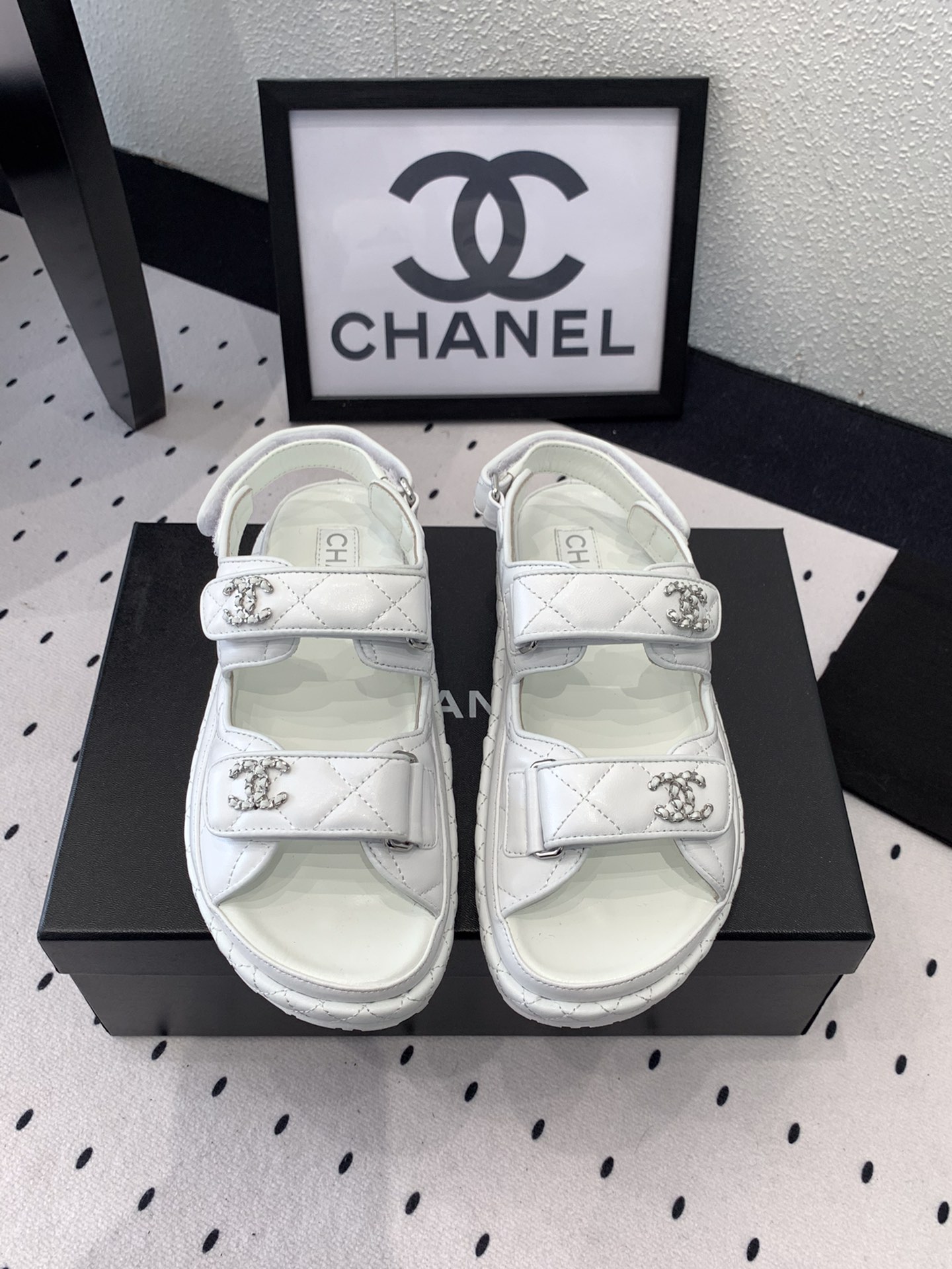 NO:247696,Chanel new beach shoes, high-version shipment, comfortable and super leg-skinned, essential items for summer travel, original imported sheepskin upper, sheepskin footbed, original rubber outsole Size: 35-39 (40 41 customized), slippers, sandals, chanel, sandals, slippers, sheepskin19860909Chanel新款沙滩鞋 高版本出货 上脚舒适超显腿型 夏季出行旅游必备单品 原版进口羊皮鞋面 羊皮垫脚 原版橡胶大底 Size: 35-39 (40 41订做),拖鞋凉鞋,chanel,sandals,slippers,sheepskin,Women's Shoes