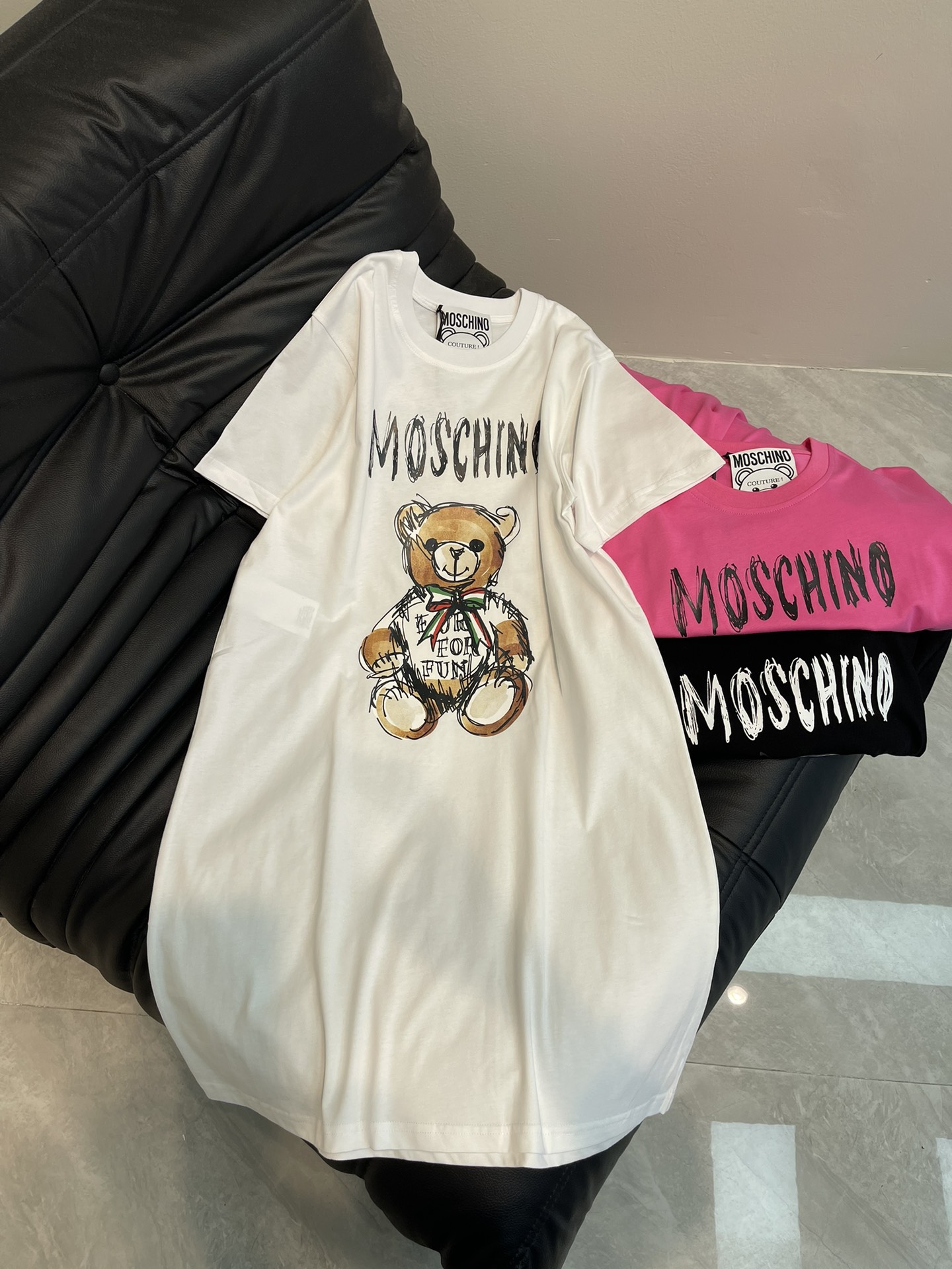 NO:311704,MOSCHIN*O new short-sleeved T-shirt dress!  Pure cotton fabric, loose fitting cut, comfortable and breathable upper body, fun and age-reducing!  The letter print of bear on the chest demonstrates fashion, humor, liveliness and spirituality, making people unable to bear it!  Color black/white/rose red Size XS-M, skirts, T-shirt,tees, t-shirt,alexander wang19860909MOSCHIN*O新款短袖T恤式连衣裙！纯棉面料,宽松版型剪裁,上身舒适透气,趣味减龄！胸前小熊字母印花,彰显时尚与幽默活泼与灵性,让人按耐不住！ 颜色黑/白/玫红 尺码XS-M,,skirts,T-shirt,tees，t-shirt,alexander wang,Women's clothing