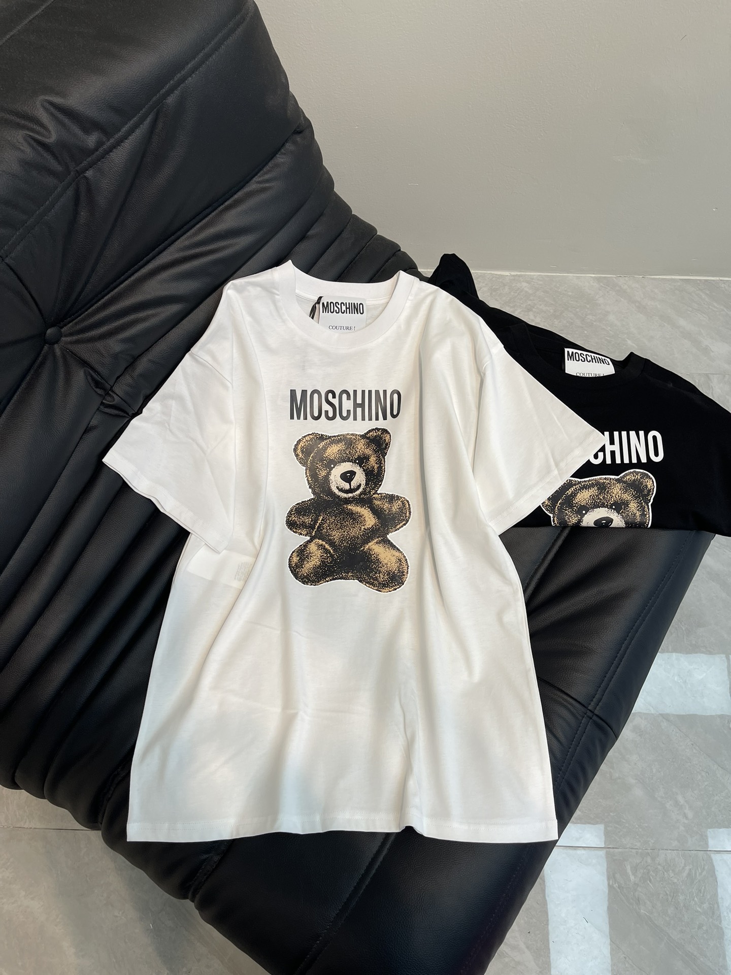 NO:311680,MOSCHIN's newest classic bear print letter short-sleeved T-shirt, simple, fashionable and exquisite, comfortable color matching, fixed weaving and dyeing pure cotton washing fabric., skin-friendly and delicate, loose style, same style for men and women. Color black/white Size XS-M A,, T-shirt,tees, t-shirt,alexander wang19860909MOSCHIN*新款经典小熊印花字母短袖T恤,简约时尚精致,色彩搭配舒适, 定织定染纯棉洗水面料.,亲肤细腻柔软, 宽松版型,男女同款 颜色黑/白 尺码XS-M A,,T-shirt,tees，t-shirt,alexander wang,Women's clothing