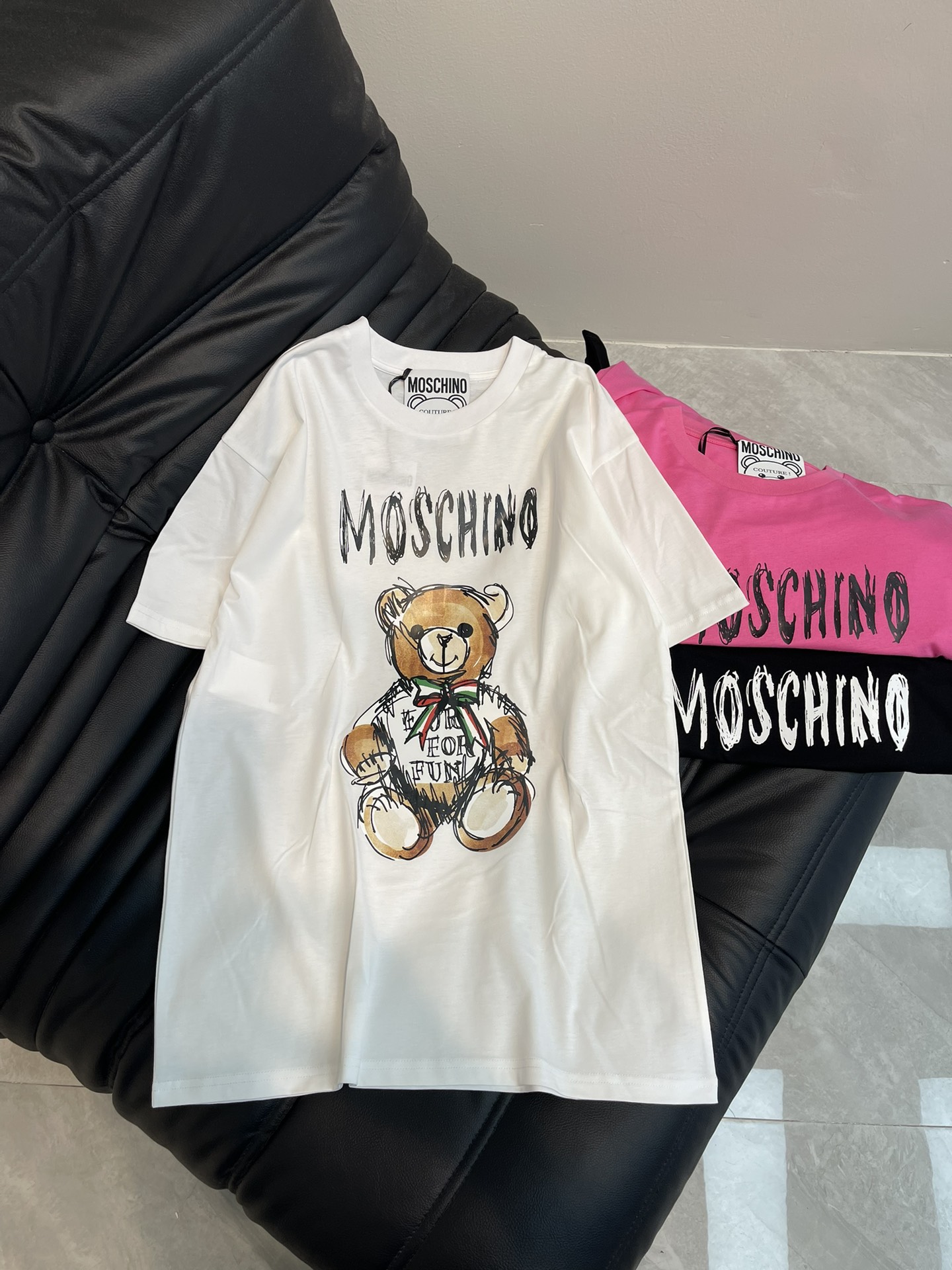 NO:311697,MOSCHIN's newest classic bear print letter short-sleeved T-shirt, simple, fashionable and exquisite, comfortable color matching, fixed weaving and dyeing pure cotton washing fabric. Skin-friendly and delicate, soft, same style for men and women, color black/white/red Size XS-M AA,,T-shirt,tees,t-shirt,alexander wang19860909MOSCHIN*新款经典小熊印花字母短袖T恤,简约时尚精致,色彩搭配舒适, 定织定染纯棉洗水面料.亲肤细腻柔软, 男女同款 颜色黑/白/红 尺码XS-M AA,,T-shirt,tees，t-shirt,alexander wang,Women's clothing