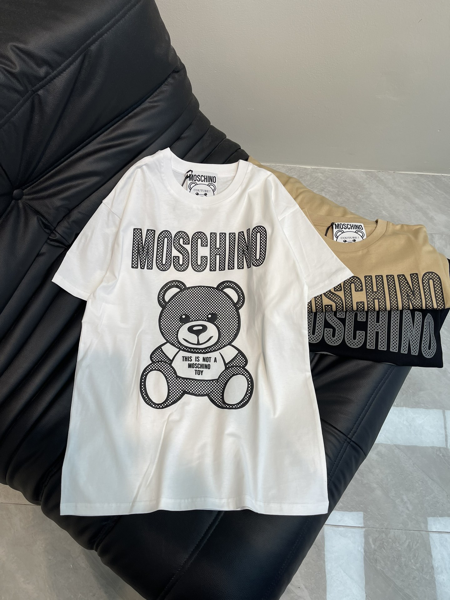 NO:311692,MOSCHIN's newest classic bear print letter short-sleeved T-shirt, simple, fashionable and exquisite, comfortable color matching, fixed weaving and dyeing pure cotton washing fabric. Skin-friendly and delicate, loose style, same style for men and women. Color black/white/khaki Size XS-M A,, T-shirt,tees, t-shirt,alexander wang19860909MOSCHIN*新款经典小熊印花字母短袖T恤,简约时尚精致,色彩搭配舒适, 定织定染纯棉洗水面料.亲肤细腻柔软,宽松版型,男女同款 颜色黑/白/卡其 尺码XS-M A,,T-shirt,tees，t-shirt,alexander wang,Women's clothing