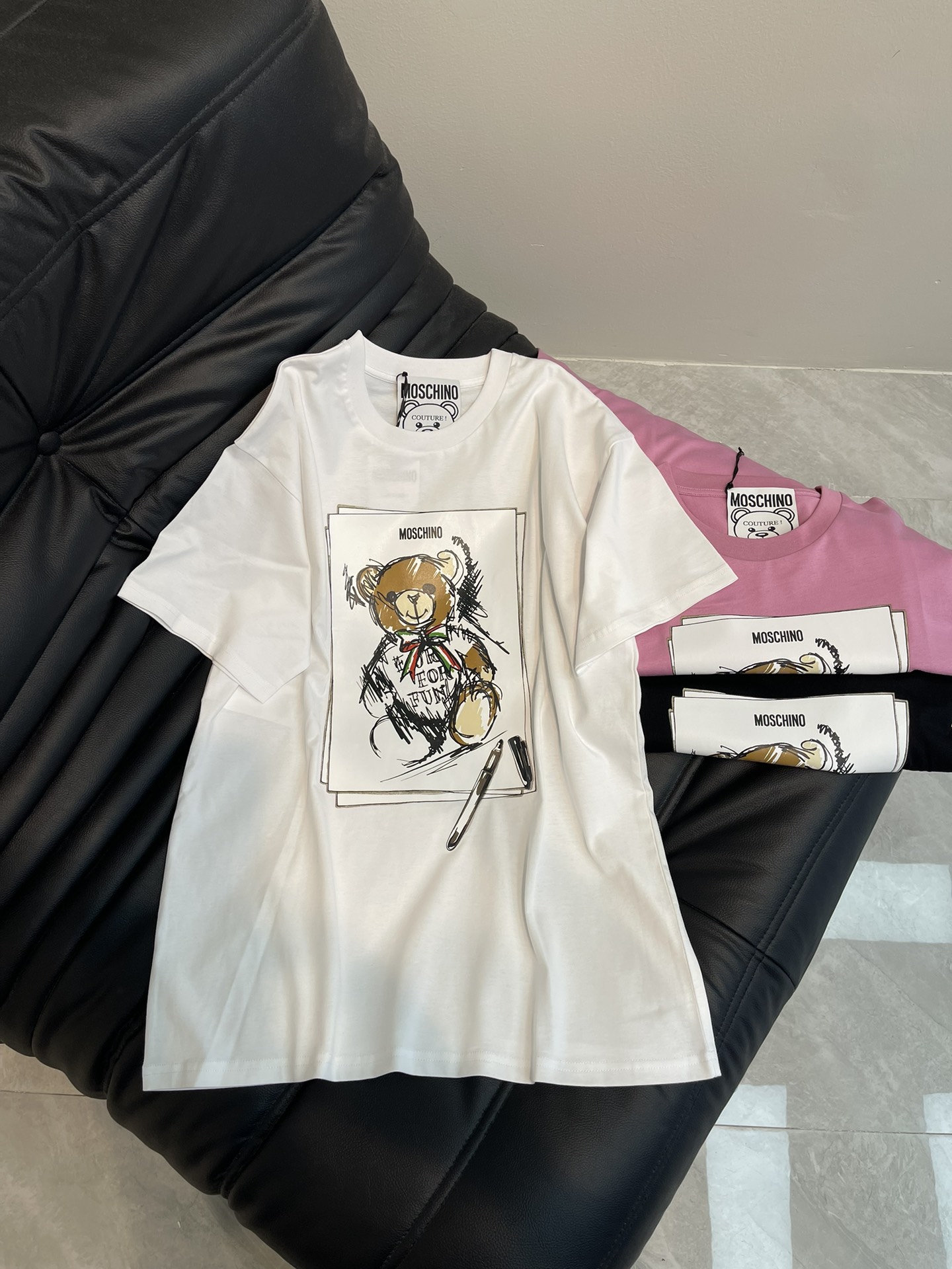 NO:311703,MOSCHIN's newest classic bear print letter short-sleeved T-shirt, simple, fashionable and exquisite, comfortable color matching, fixed weaving and dyeing pure cotton washing fabric., skin-friendly and delicate, loose style, same style for men and women. Color black/white/pink Size XS-M,, T-shirt,tees, t-shirt,alexander wang19860909MOSCHIN*新款经典小熊印花字母短袖T恤,简约时尚精致,色彩搭配舒适, 定织定染纯棉洗水面料.,亲肤细腻柔软, 宽松版型,男女同款 颜色黑/白/粉 尺码XS-M,,T-shirt,tees，t-shirt,alexander wang,Women's clothing