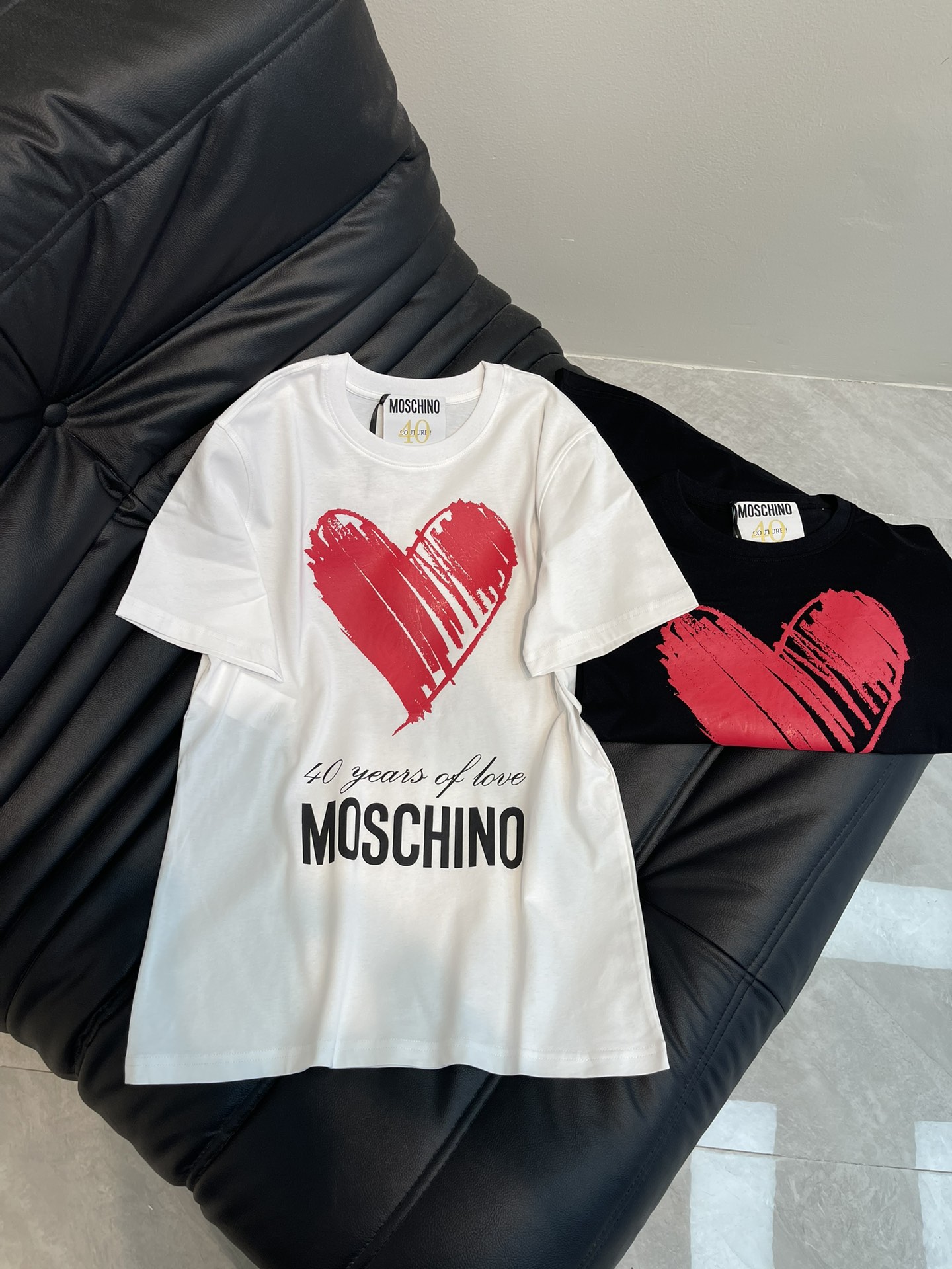 NO:311695,MOSCHIN's newest classic love printed letter short-sleeved T-shirt, simple, fashionable and exquisite, comfortable color matching, fixed weaving and dyeing pure cotton washing fabric. Skin-friendly and delicate, loose style, same style for men and women. Color black/white/ Size XS-M,,T-shirt,tees, t-shirt,alexander wang19860909MOSCHIN*新款经典爱心印花字母短袖T恤,简约时尚精致,色彩搭配舒适, 定织定染纯棉洗水面料.亲肤细腻柔软,宽松版型,男女同款 颜色黑/白/ 尺码XS-M,,T-shirt,tees，t-shirt,alexander wang,Women's clothing