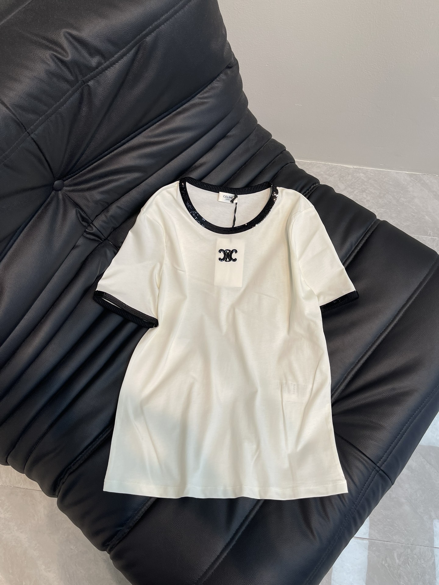 NO:311738,Celin*25 spring and summer new round neck sequin edging letter short-sleeved T-shirt Customized YB native cotton material breathable and comfortable, full texture Short-sleeved T-shirt cut highlights the brand style Made of gram-weight pure cotton with a slightly elasticity Presents a slim visual effect The neckline cuffs are designed with contrasting sequins as design highlights The iconic Arc decorative on the chest The sequins hand-sewn sequins make simple styles instantly shine and eye-catching, and easily show high-end style. The inner wear is brilliant and fashionable. SML, celine, T-shirt,tees, t-shirt,alexander wang19860909Celin*25春夏新款圆领亮片包边字母短袖T恤 定制YB原生全棉材质 透气舒适 质感十足 短袖T恤裁剪 凸显品牌格调 采用克重纯棉制成 略带有弹力 呈现显瘦视觉效果 领口袖口以撞色亮片包边作设计亮点 胸前标志性凯旋门图案装饰 利用重工手工缝制的亮片让简单款式 秒变闪耀吸睛 轻松彰显高级格调 单穿内搭都出彩时髦 SML,,celine,T-shirt,tees，t-shirt,alexander wang,Women's clothing