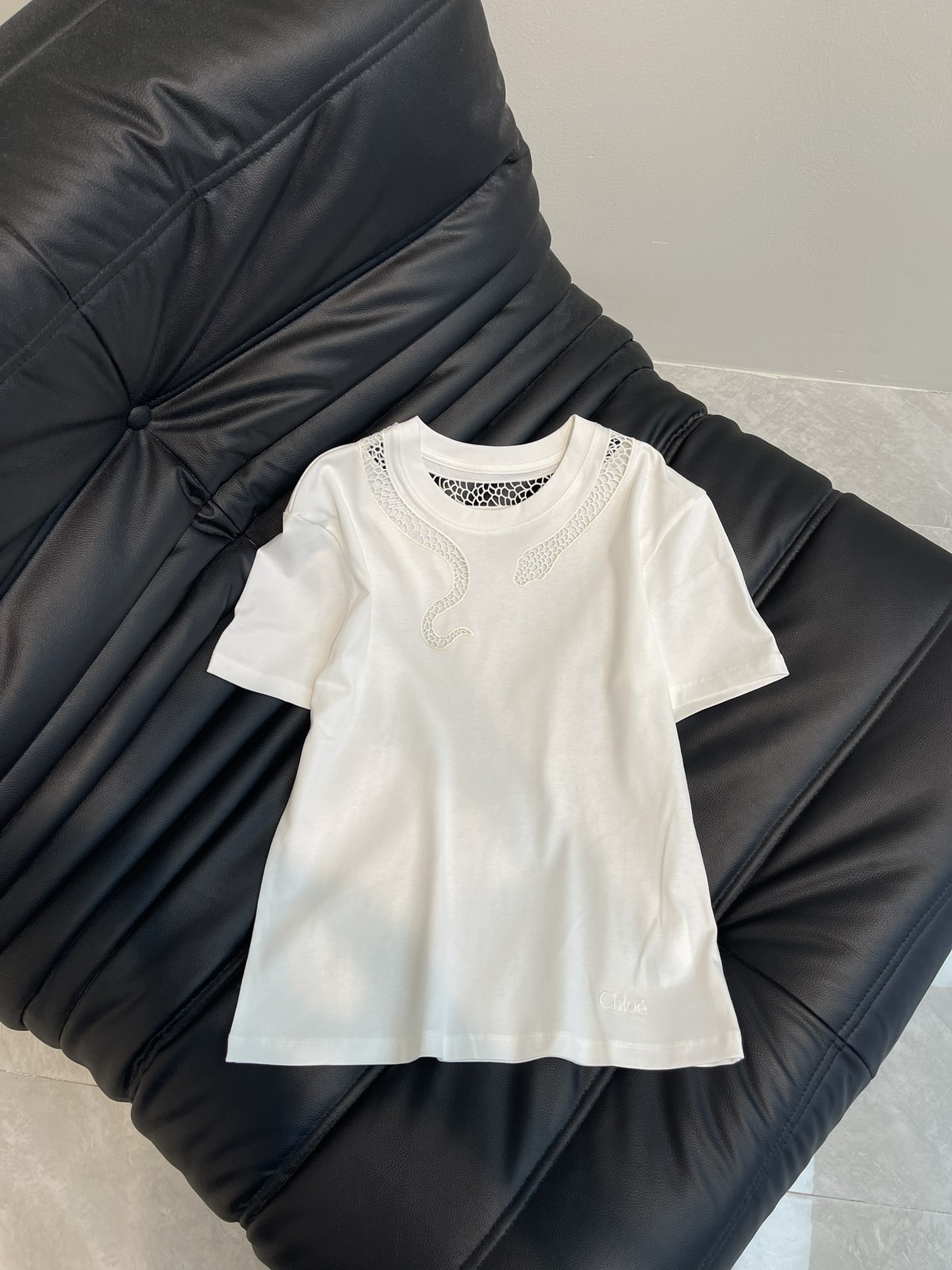 NO:311185,Chlo*25 Spring and Summer New Style Spirit Snake Embroidered Hollow Short Sleeve T-shirt!  The classic small loose body does not limit the body and will not be too fat. The upper body is super body proportions and slimming. The customized fabric has a high-quality comfort!  Impeccable fabrics and excellent styling design are perfect SML, chloe, T-shirt, tees, t-shirt, alexander wang19860909Chlo*25春夏新款 灵蛇刺绣镂空短袖T恤！经典小宽松不限制身材也不会过于肥大 上身超级显身材比例又显瘦定制面料有着高质感的舒适度！无可挑剔的面料搭配优秀的版型设计简直完美SML,,chloe,T-shirt,tees，t-shirt,alexander wang,Women's clothing
