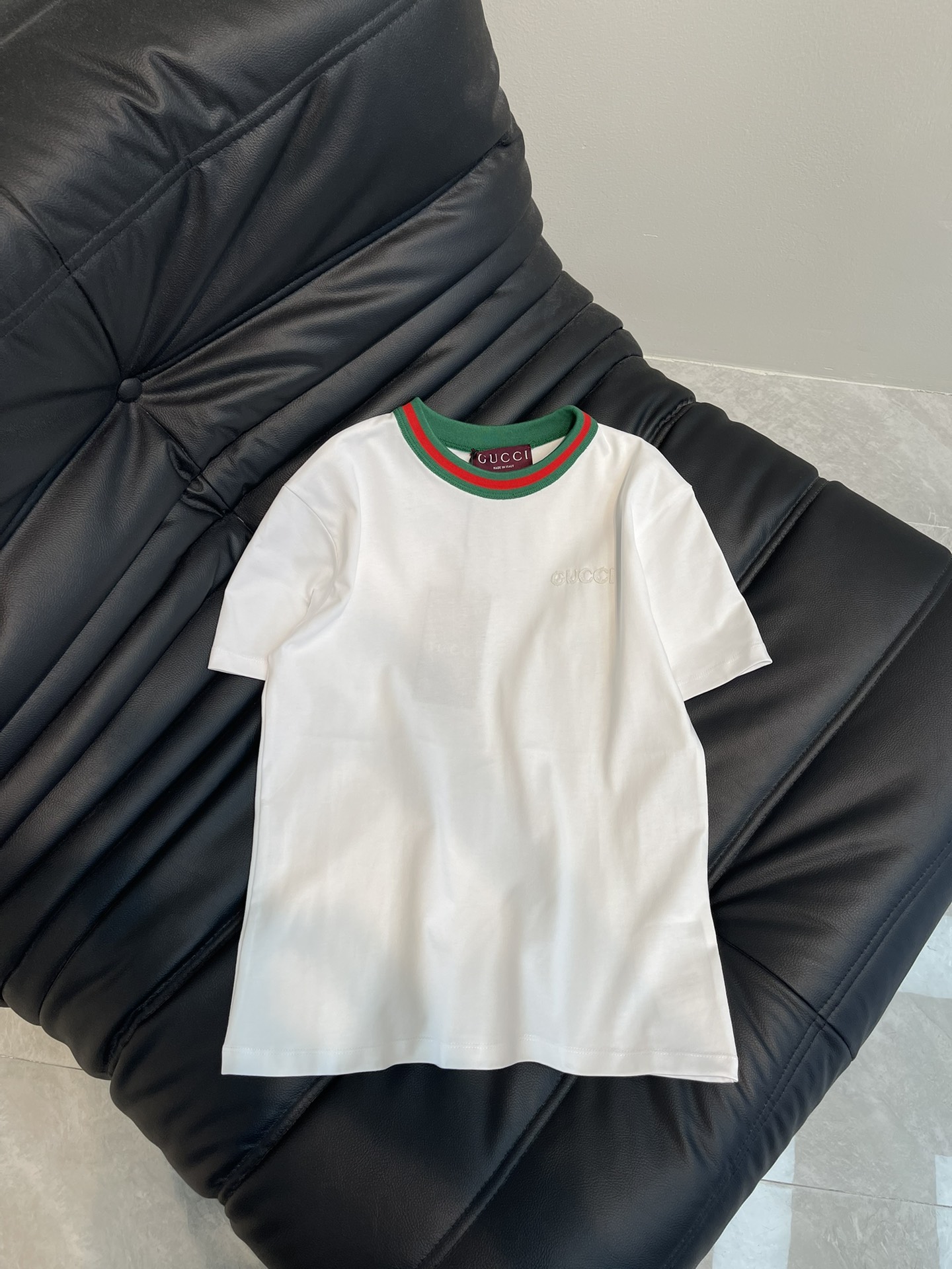 NO:311188,Gucc*25 spring and summer new threaded letter short-sleeved T-shirt Customized YB native cotton material breathable and comfortable, full texture. Regular short-sleeved T-shirt cut highlights the brand style. Made of gram-weight pure cotton, slightly elastic, and gives a slimming visual effect. The iconic letter logo on the chest is surrounded by red and green threads. The brand's own high-end fashion sense is instantly created. Create an age-reducing style at will. The inner wear is brilliant and fashionable. SML, gucci, T-shirt,tees, t-shirt,alexander wang19860909Gucc*25春夏新品螺纹字母短袖T恤 定制YB原生全棉材质 透气舒适 质感十足 常规短袖T恤裁剪 凸显品牌格调 采用克重纯棉制成 略带有弹力 呈现显瘦视觉效果 胸前标志性字母徽标领口环绕红绿螺纹点缀 品牌自带的高级时尚感立现 随心打造减龄风格 单穿内搭都出彩时髦 SML,,gucci,T-shirt,tees，t-shirt,alexander wang,Women's clothing